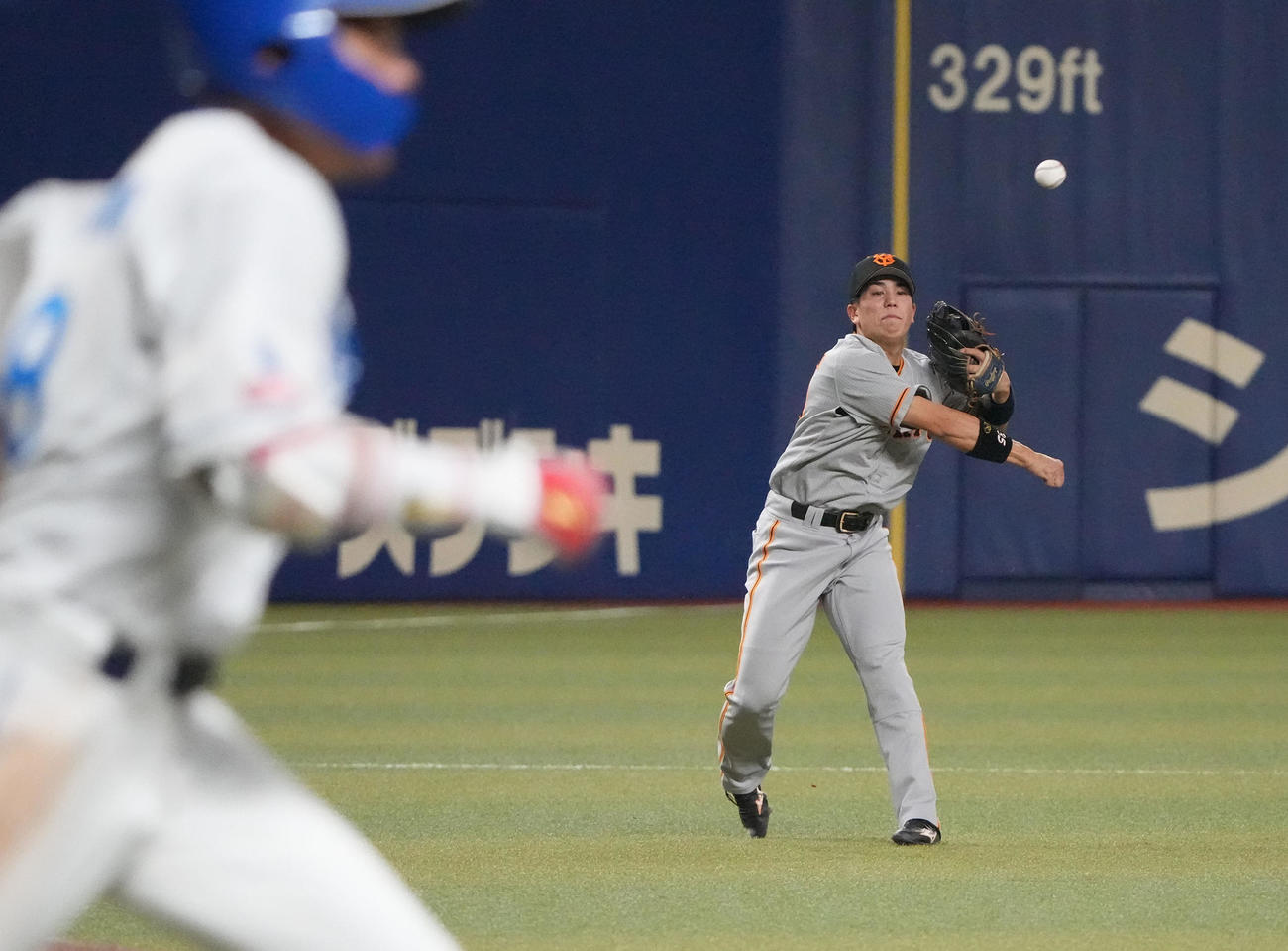 中日対巨人　7回裏中日無死、大島洋平の打球を好捕し一塁へ送球する門脇（右）（撮影・森本幸一）
