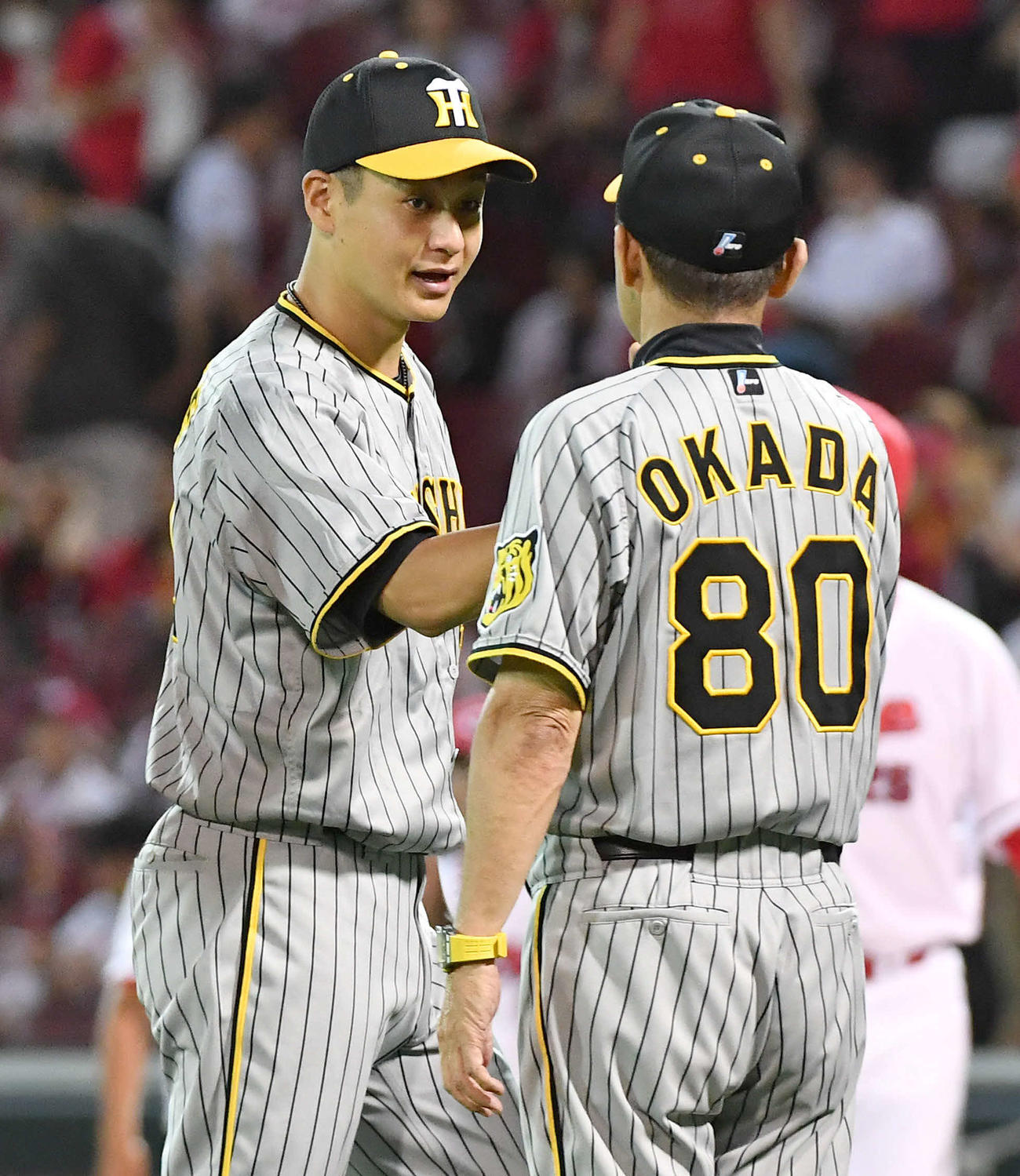 広島対阪神　広島に勝利し、岡田監督（右）とタッチを交わす大竹（撮影・岩下翔太）