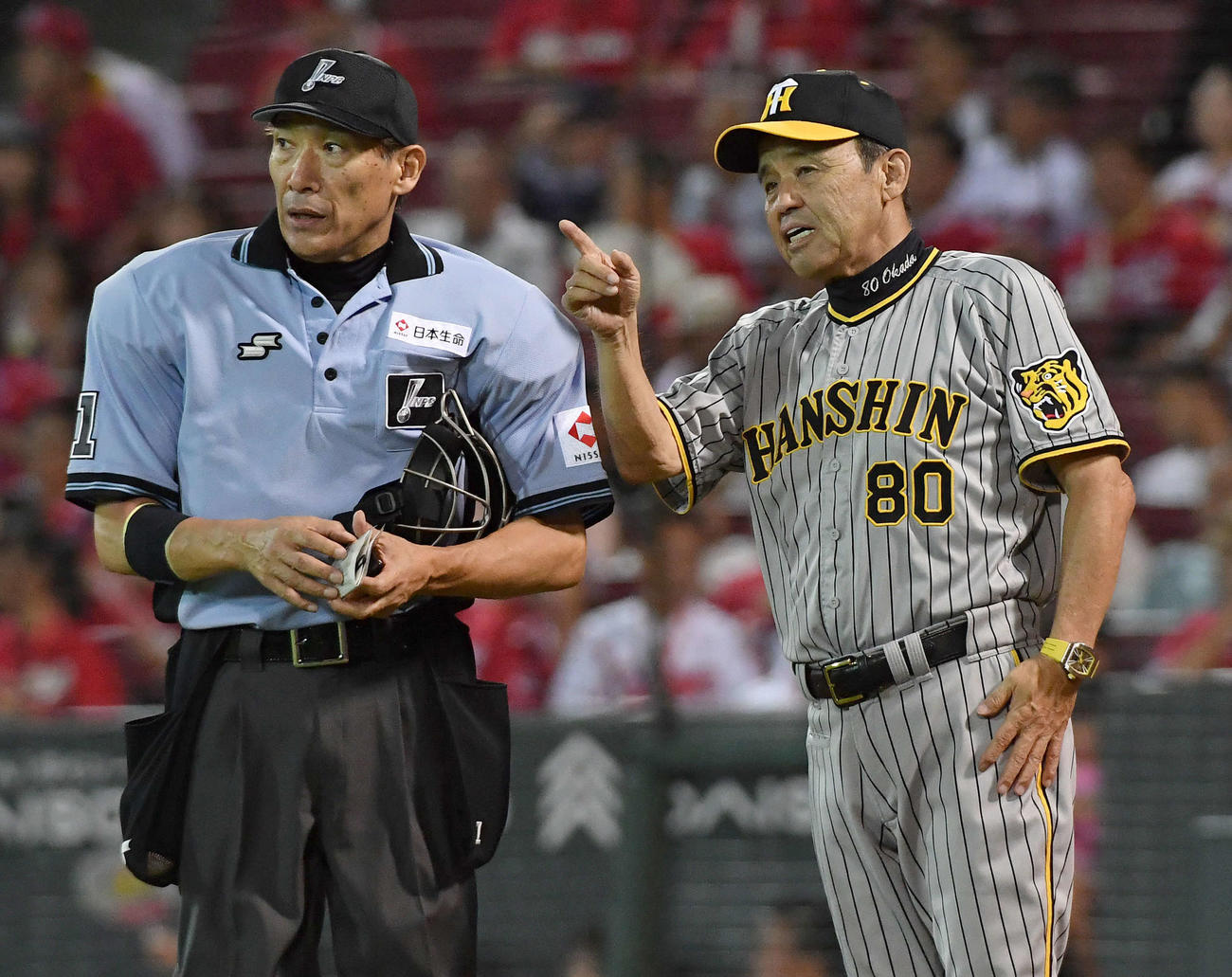 広島対阪神　5回表を終え守備の交代を告げる岡田監督（撮影・岩下翔太）