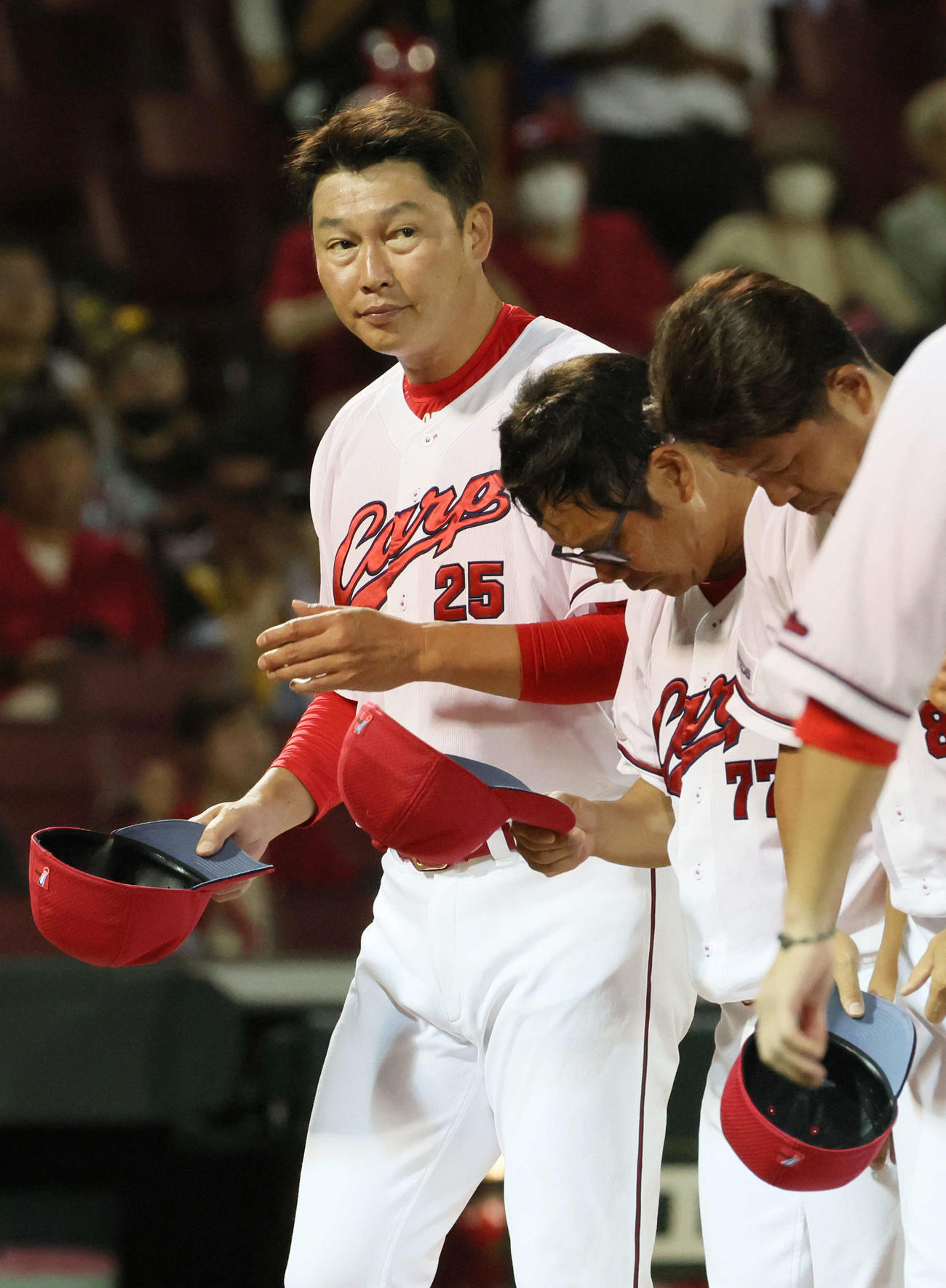 広島対阪神　敗れて一礼する新井監督（撮影・加藤孝規）