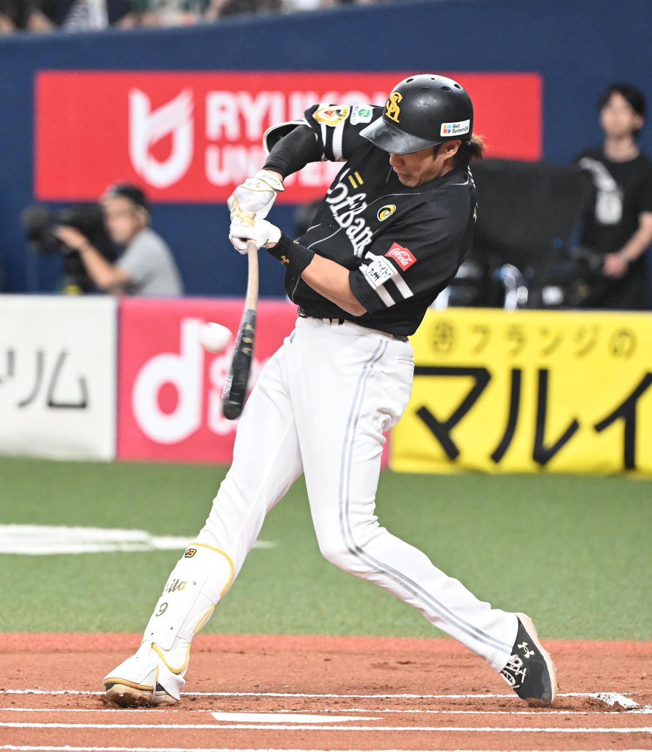 オリックス対ソフトバンク　1回表ソフトバンク2死、中前打を放つ柳田（撮影・和賀正仁）