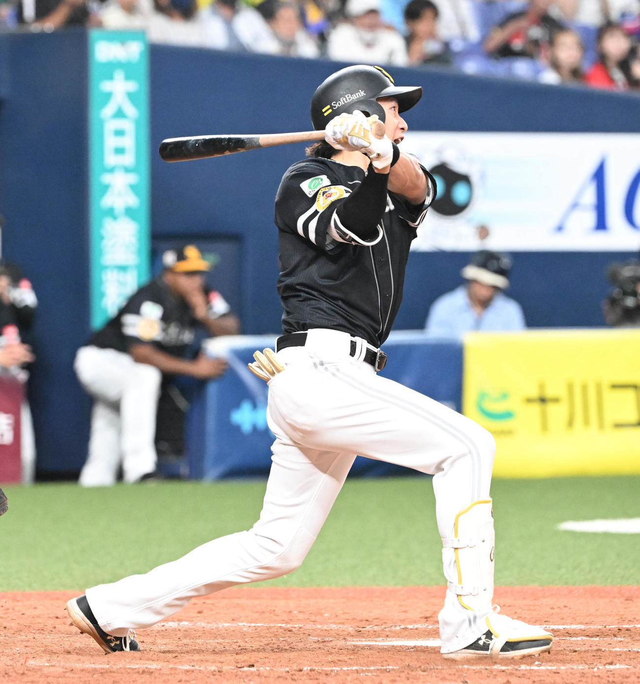 オリックス対ソフトバンク　4回表ソフトバンク2死一塁、左中間に二塁打を放つ柳田（撮影・和賀正仁）