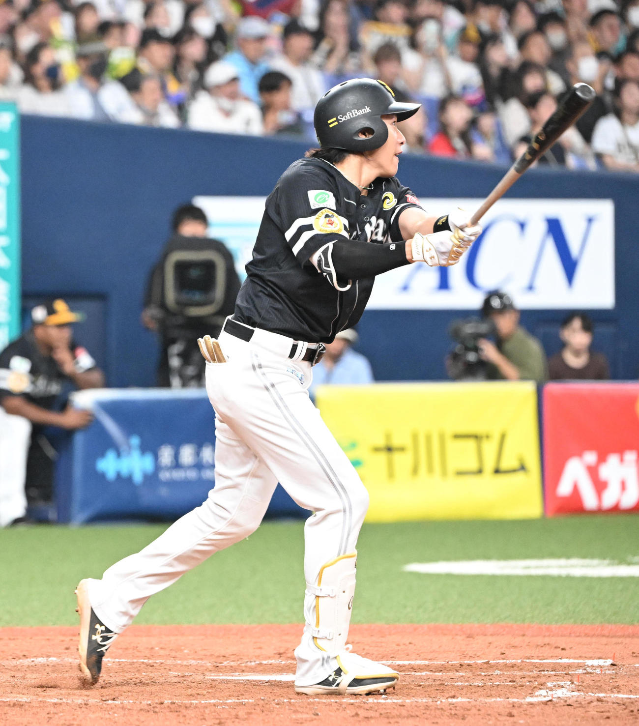 オリックス対ソフトバンク　4回表ソフトバンク2死一塁、左中間に二塁打を放つ柳田（撮影・和賀正仁）