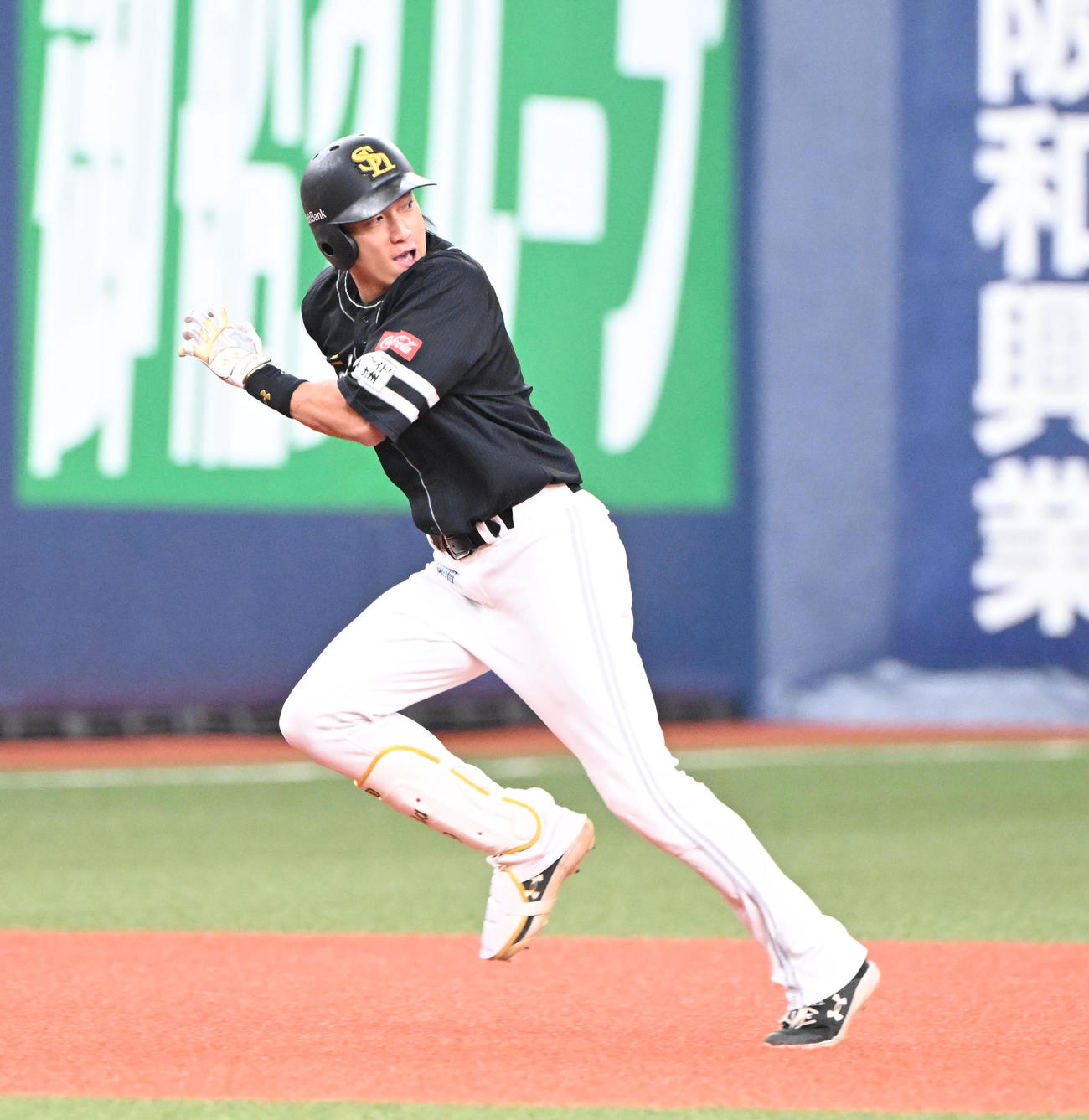 オリックス対ソフトバンク　4回表ソフトバンク2死一塁、二塁打を放った柳田を二、三塁間で挟んだものの悪送球する（撮影・和賀正仁）