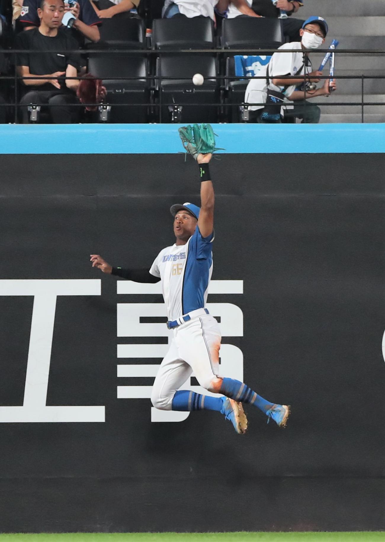 日本ハム対ロッテ　5回表ロッテ1死一、二塁、中村奨の打球をジャンピングキャッチする万波（撮影・黒川智章）