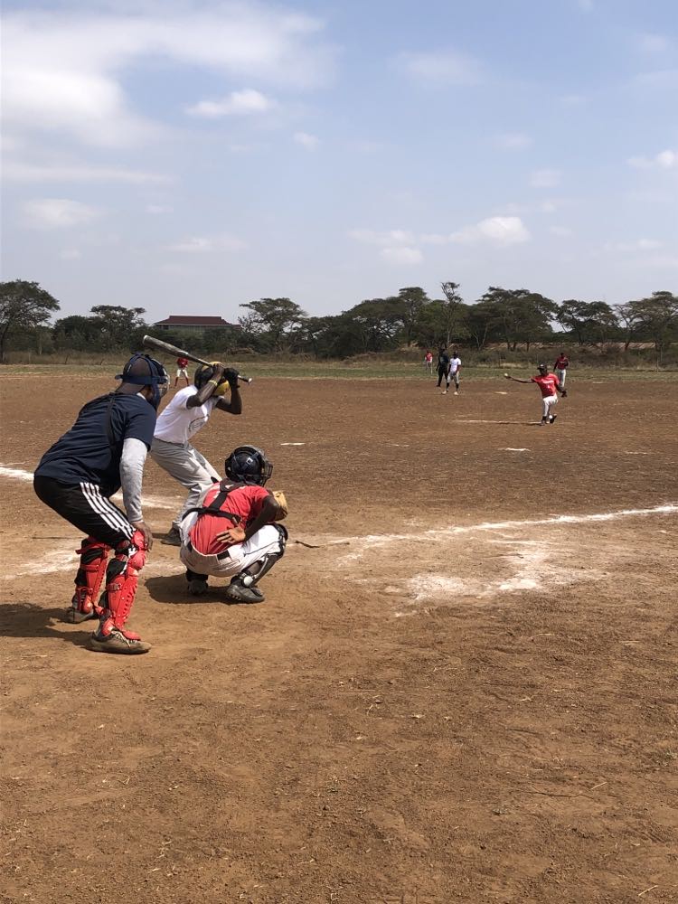 第1回ケニア甲子園大会で優勝したオリンピック高のエース・オスカー投手の投球。MVPに選ばれた（J－ABS提供）