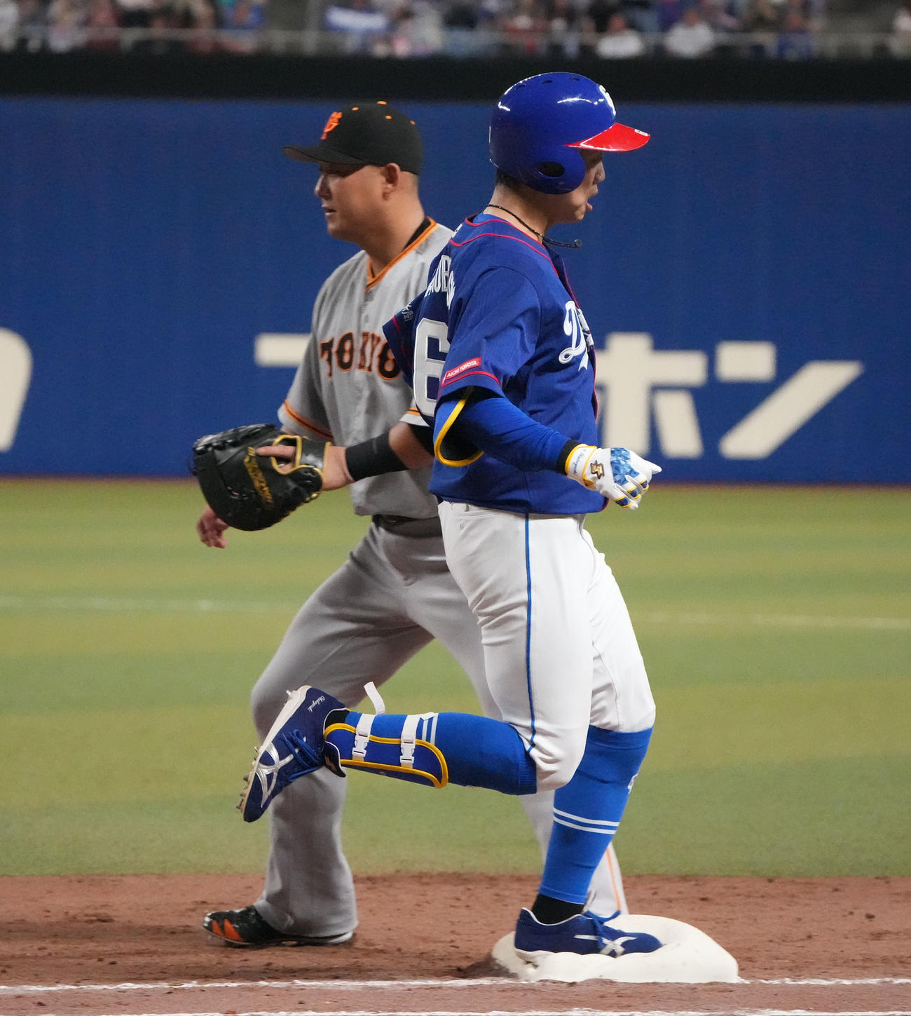 中日対巨人　5回裏中日1死、投手内野安打を放ち28試合連続安打を達成した岡林（右）（撮影・森本幸一）