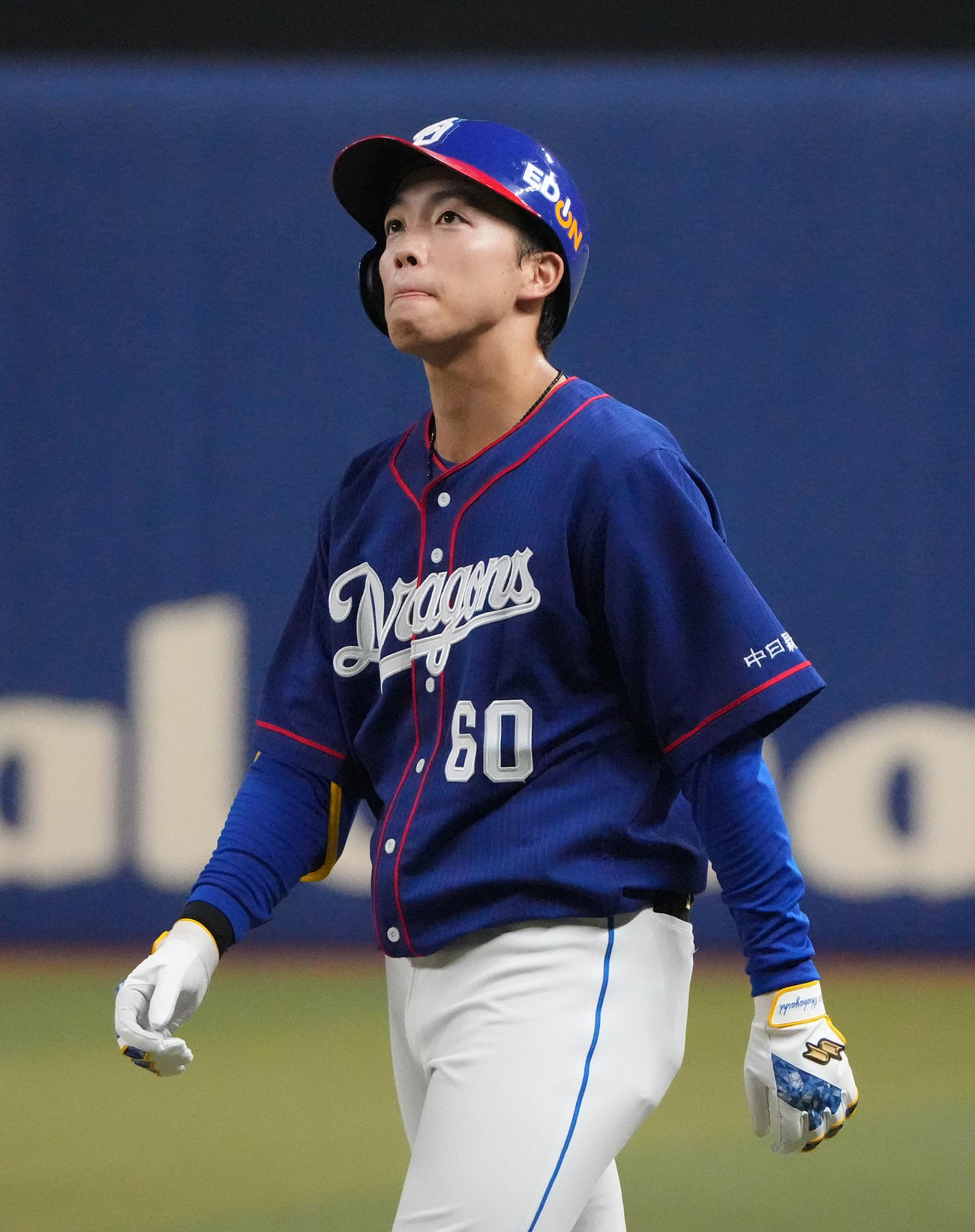 中日対巨人　5回裏中日1死、投手内野安打を放ち28試合連続安打を達成した岡林（撮影・森本幸一）