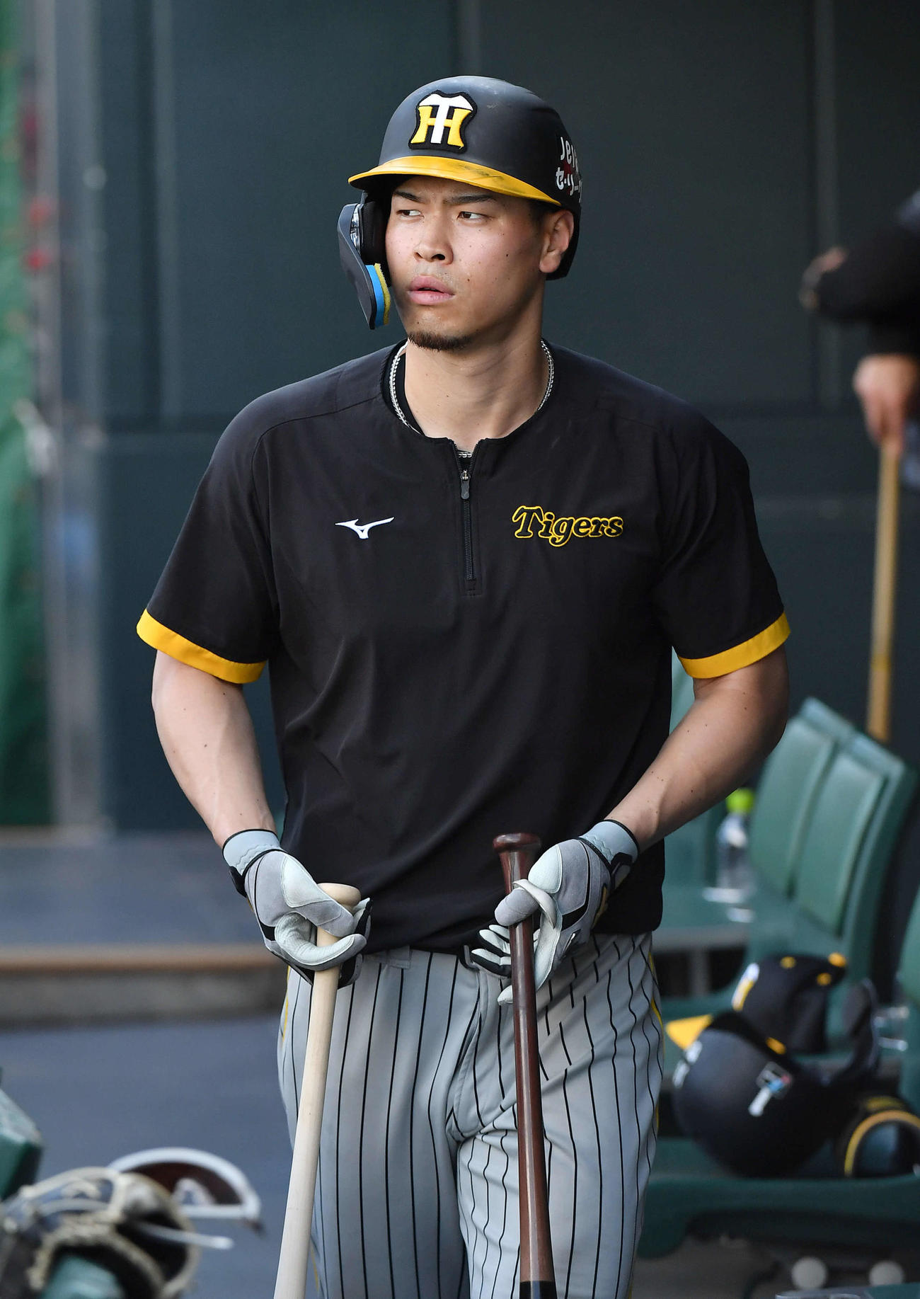 広島対阪神　フリー打撃を終えて引き揚げる佐藤輝（撮影・岩下翔太）