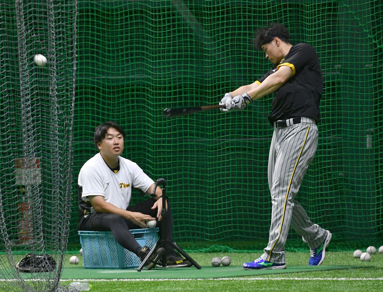 広島対阪神　右打ちでティー打撃を行う佐藤輝（撮影・岩下翔太）