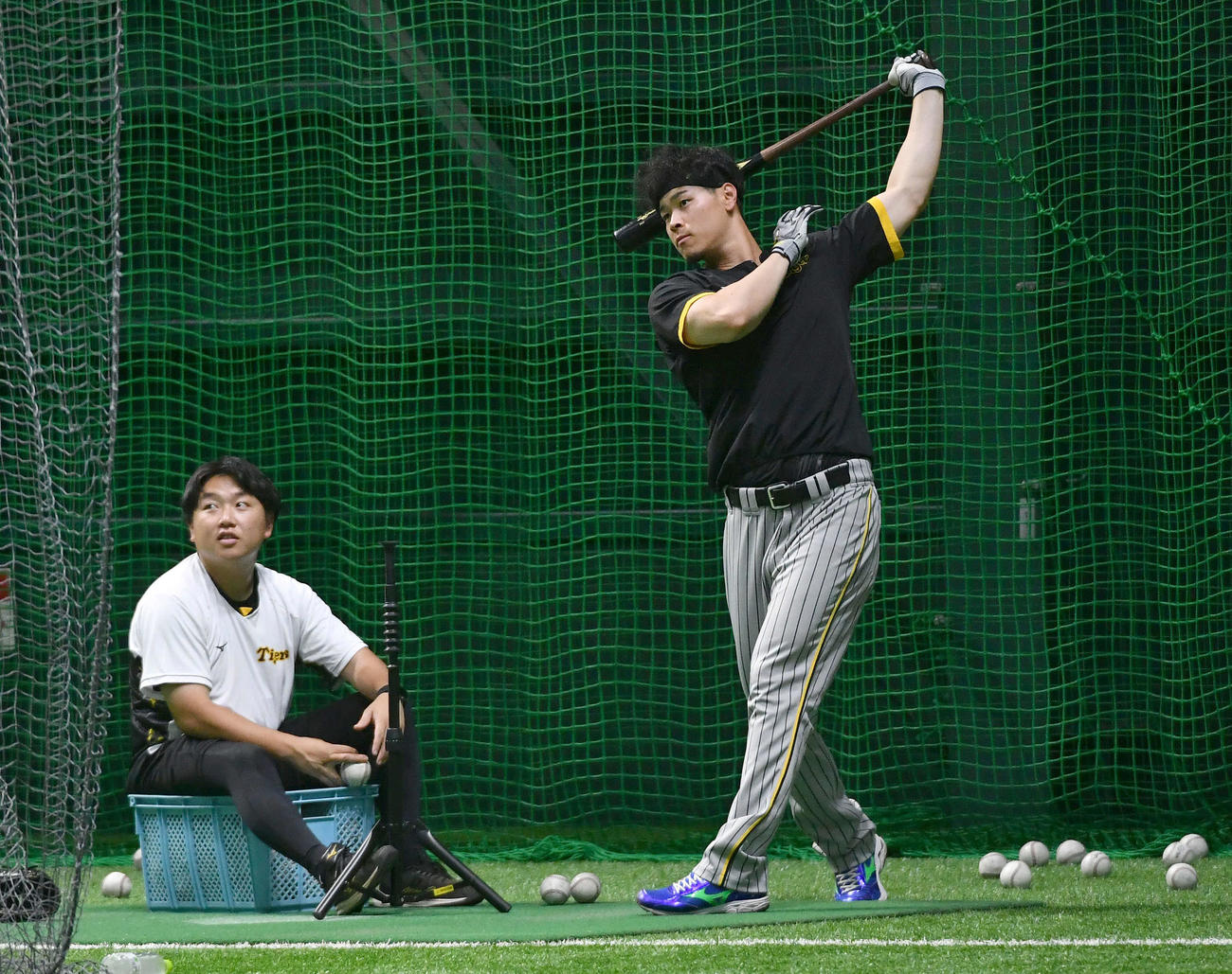 広島対阪神　右打ちでティー打撃を行う佐藤輝（撮影・岩下翔太）