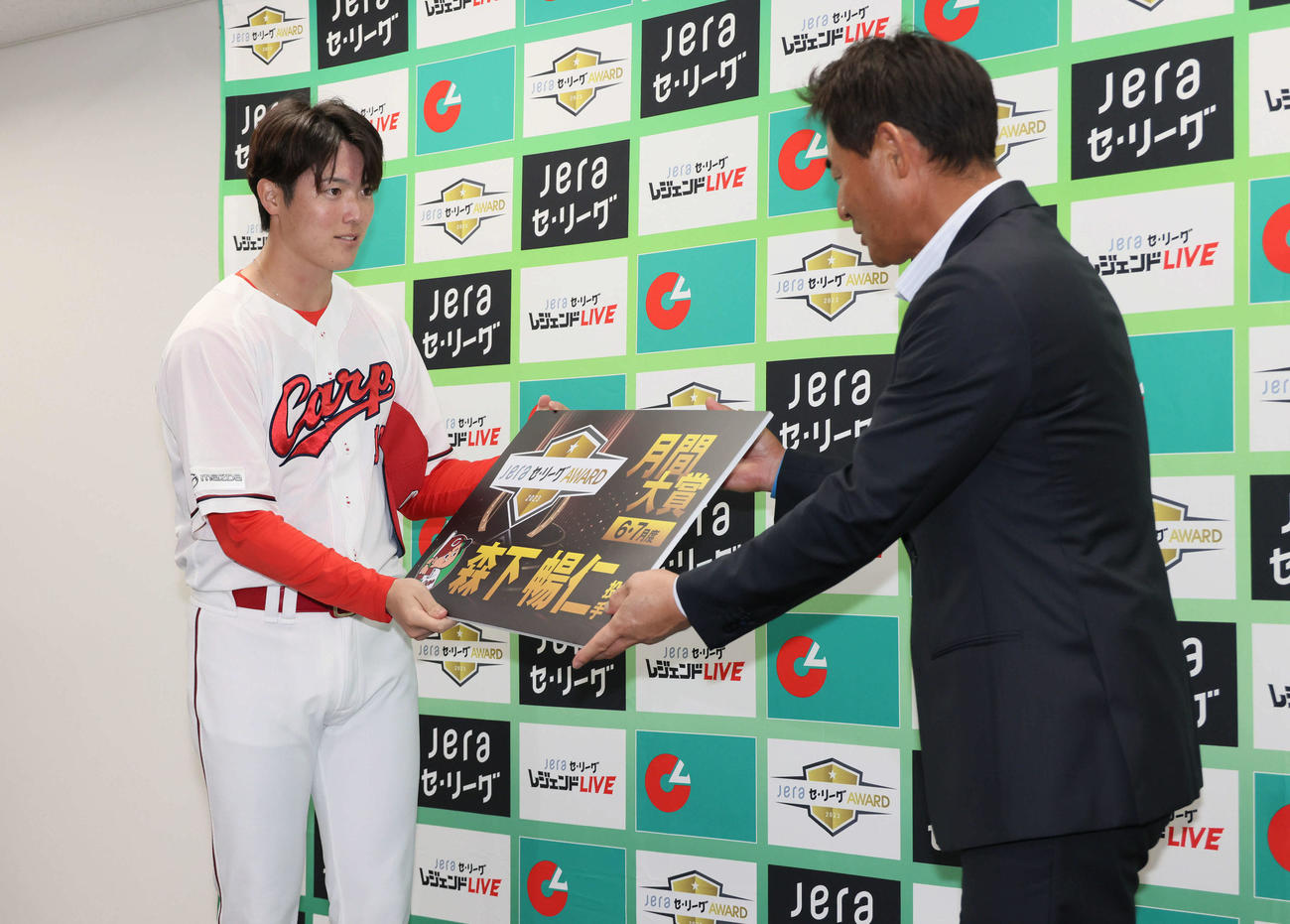JERAセ・リーグ6・7月度月間大賞を受賞し、プレゼンターの前田智徳氏から表彰される広島森下（左）（撮影・加藤孝規）