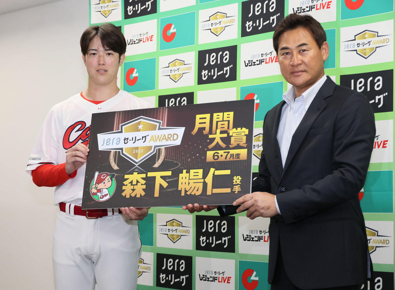 JERAセ・リーグ6・7月度月間大賞を受賞し、プレゼンターの前田智徳氏から表彰される広島森下（左）（撮影・加藤孝規）