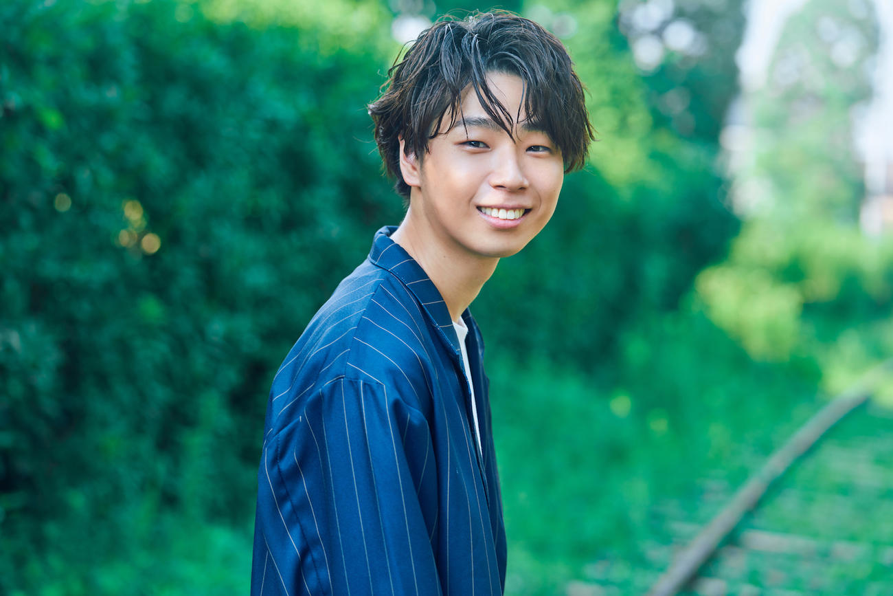 「港星学園祭」に来場するシンガーソングライターの小林柊矢（DeNA球団提供）