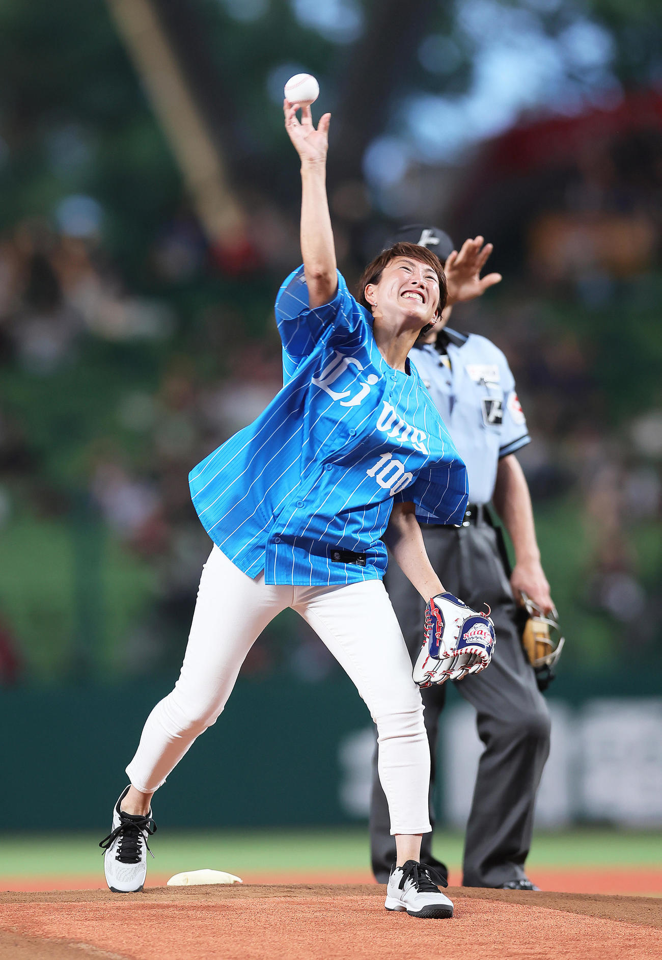 西武対楽天　始球式を務めた杉山氏（撮影・足立雅史）