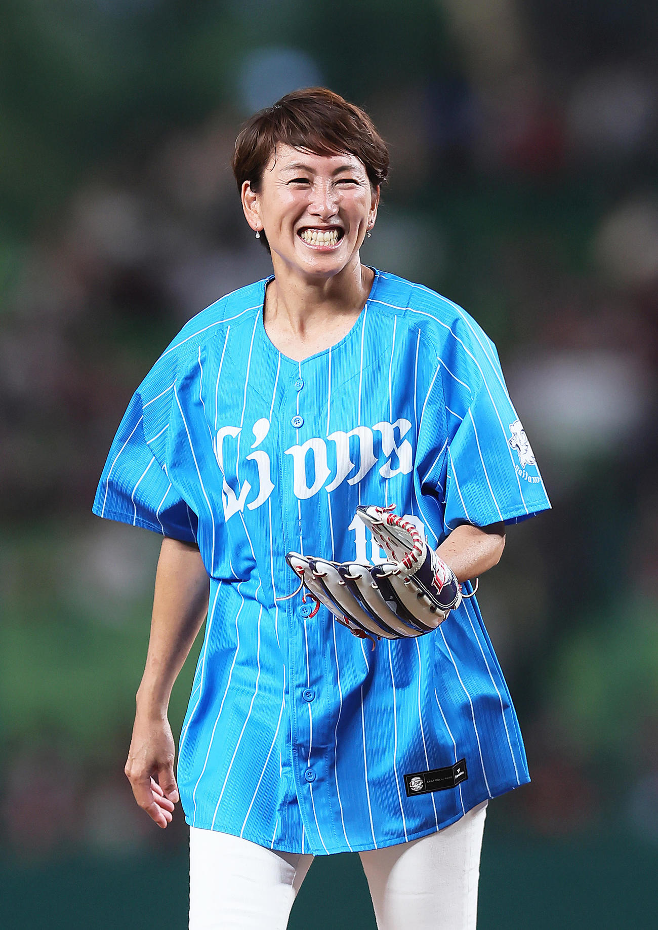 西武対楽天　始球式を終え、笑顔を見せる杉山氏（撮影・足立雅史）