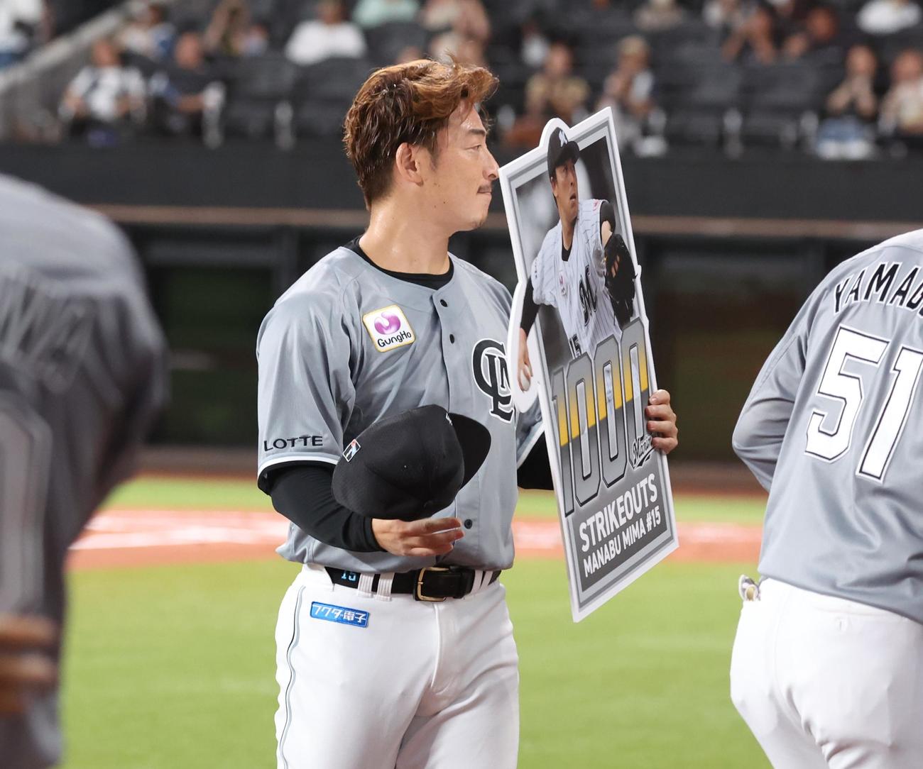 日本ハム対ロッテ　通算1000奪三振を達成した美馬（撮影・黒川智章）