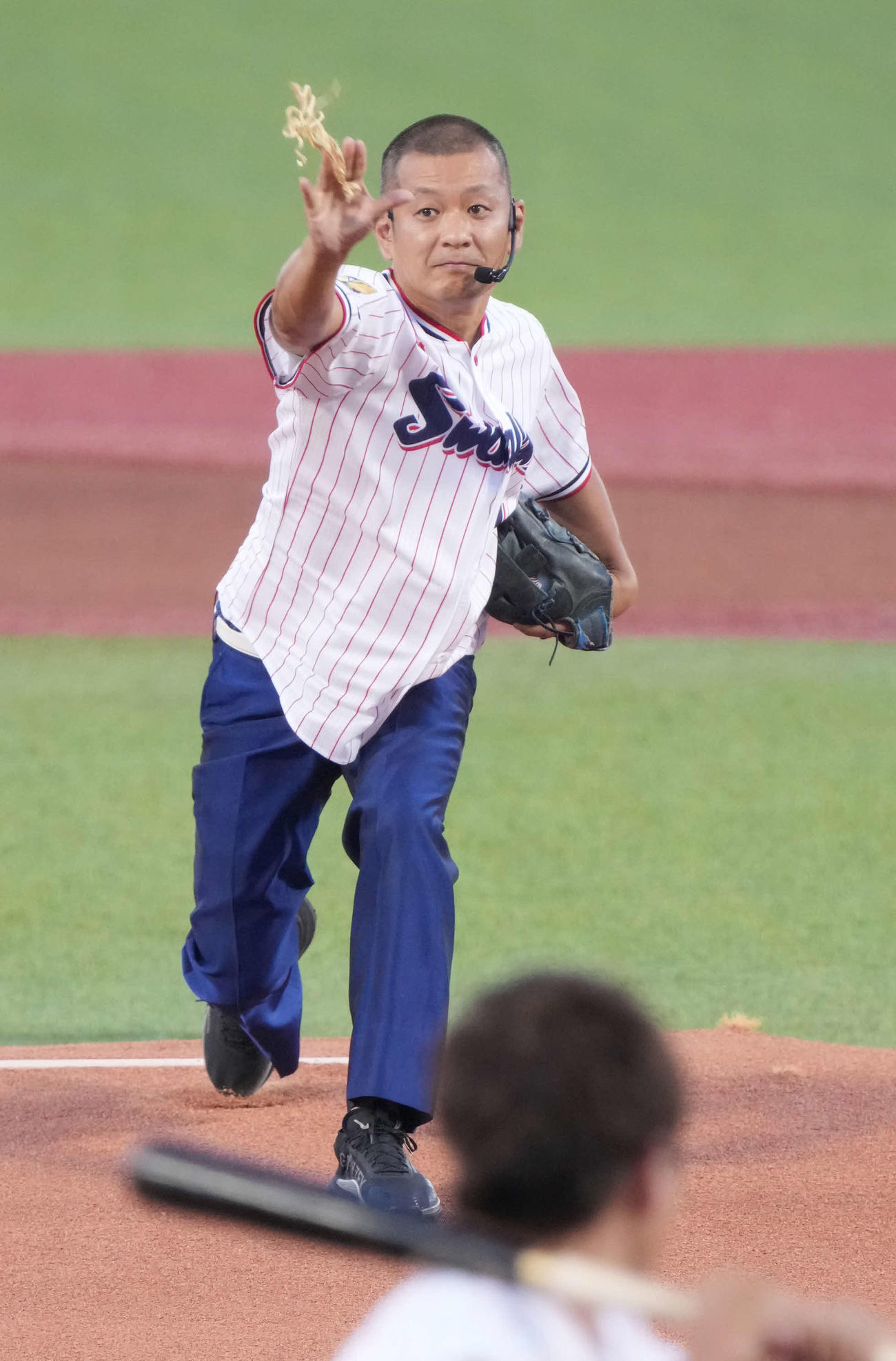 ヤクルト対DeNA　始球式を行ったU字工事の益子卓郎は栃木名産のかんぴょうを投げるポーズで場内を沸かせる（撮影・小沢裕）