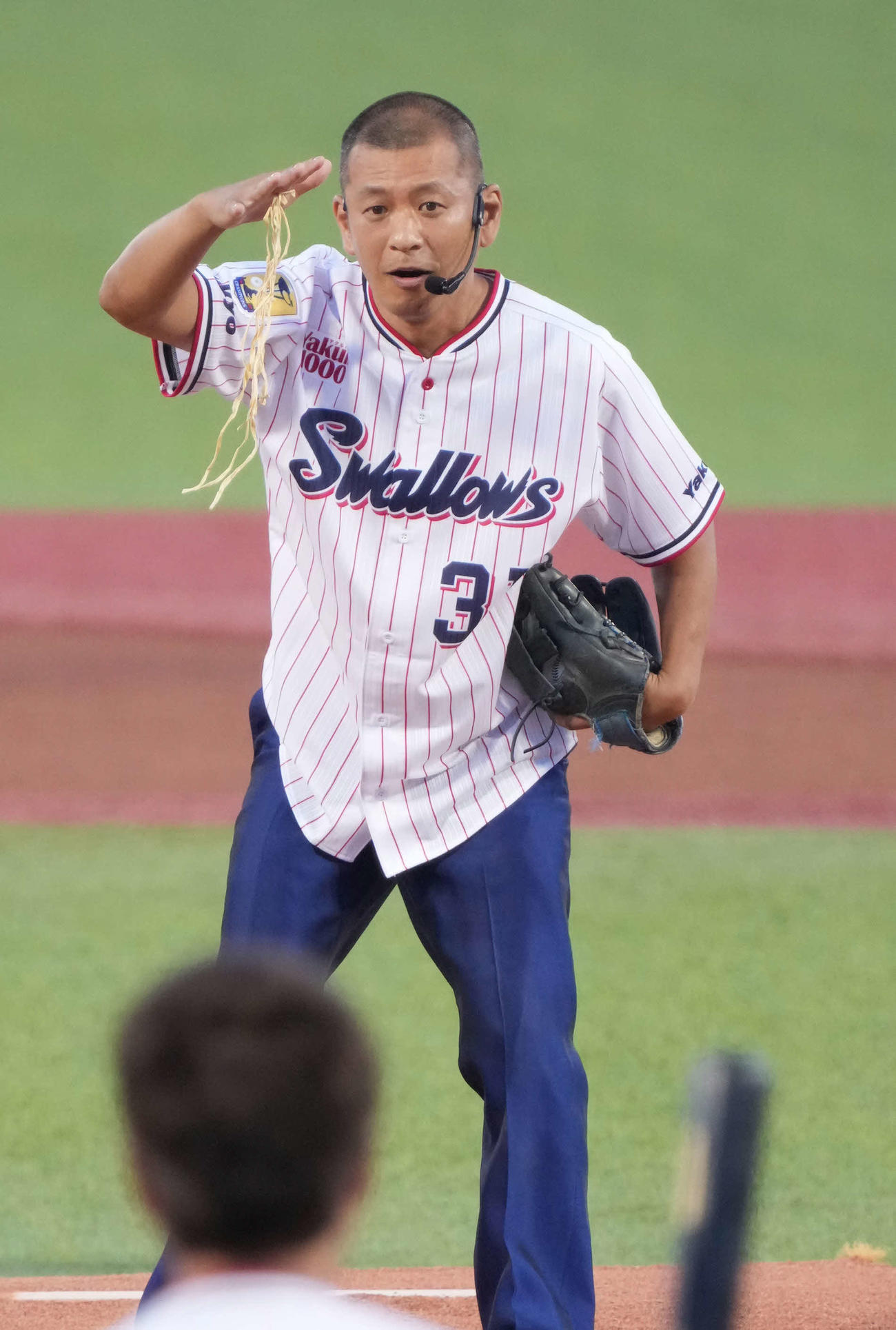 ヤクルト対DeNA戦で始球式を行ったU字工事の益子卓郎は栃木名産のかんぴょうを投げるポーズで場内を沸かせる（撮影・小沢裕）