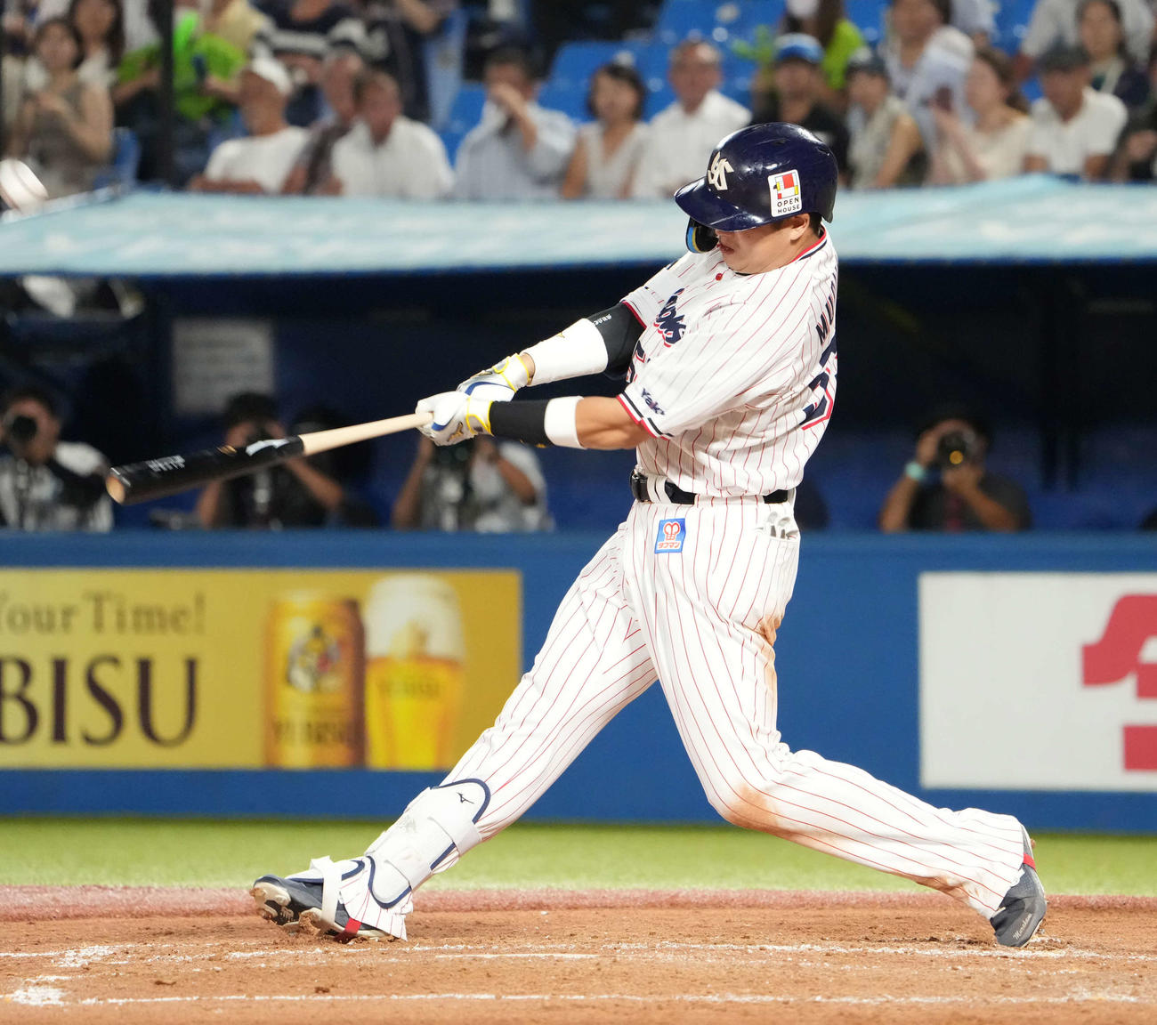 ヤクルト対DeNA、4回裏ヤクルト1死二塁、村上は右越えに2点本塁打を放つ（撮影・小沢裕）
