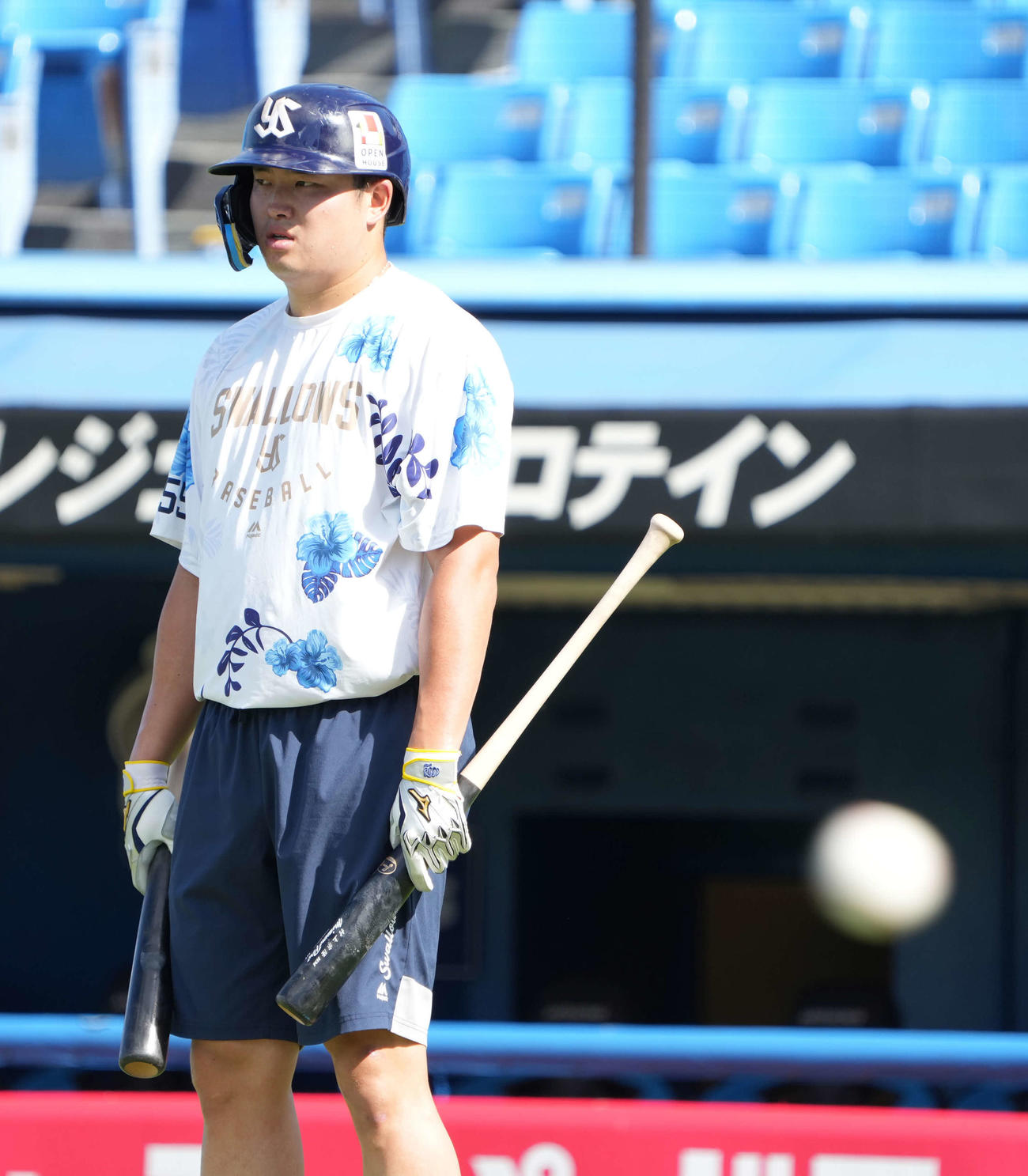 ヤクルト対DeNA、試合前の練習に臨むヤクルト村上（撮影・小沢裕）