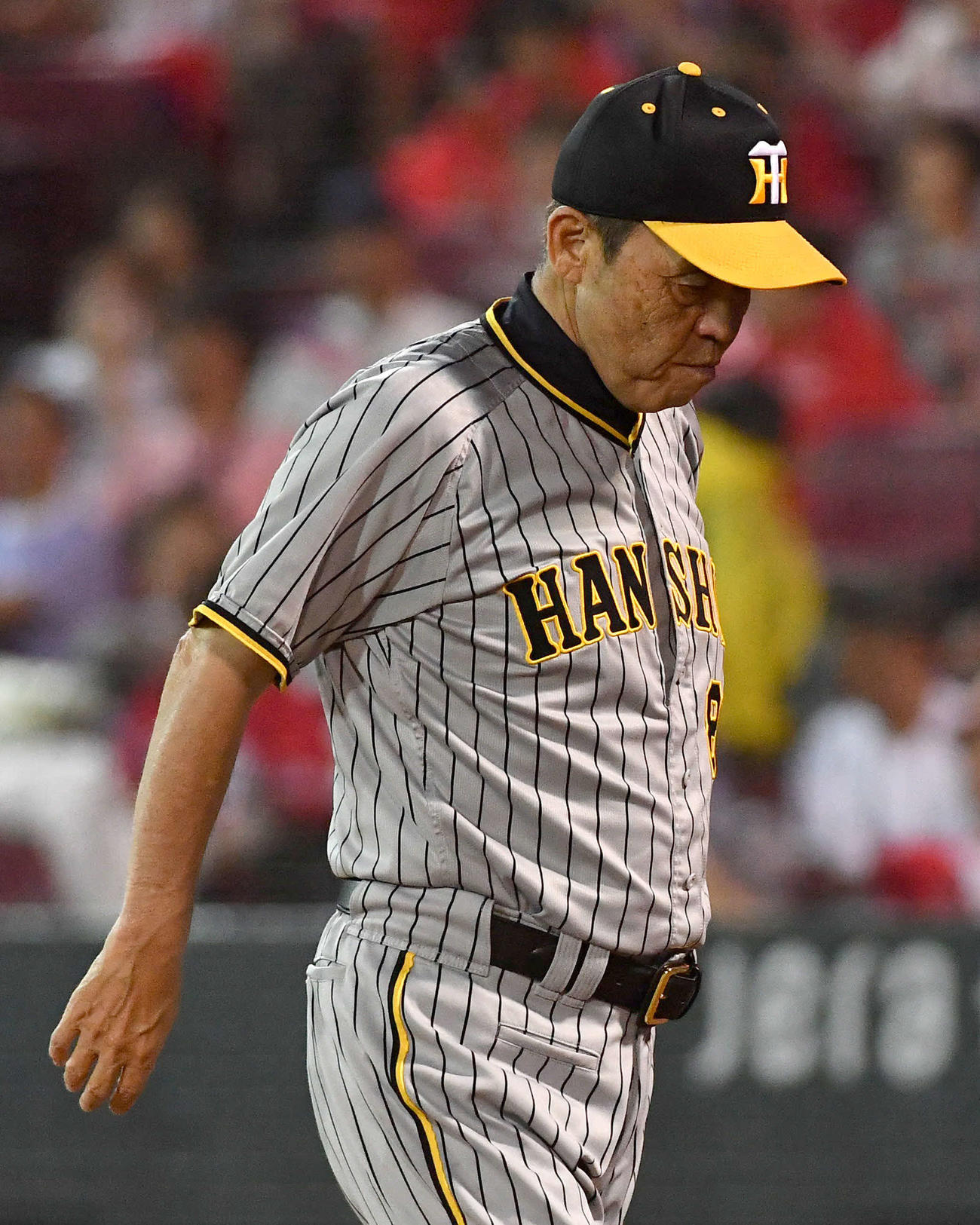 広島対阪神　4回裏広島1死一、二塁、床田に適時右二塁打を打たれた場面で投手の交代を告げ、ベンチへ戻る岡田監督（撮影・岩下翔太）