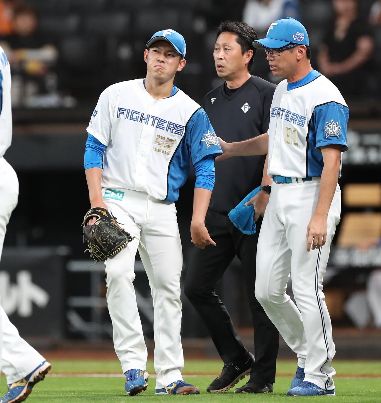 日本ハム対ロッテ　2回表ロッテ2死一塁、茶谷の投前打で足を痛め顔をしかめる根本（左）（撮影・黒川智章）