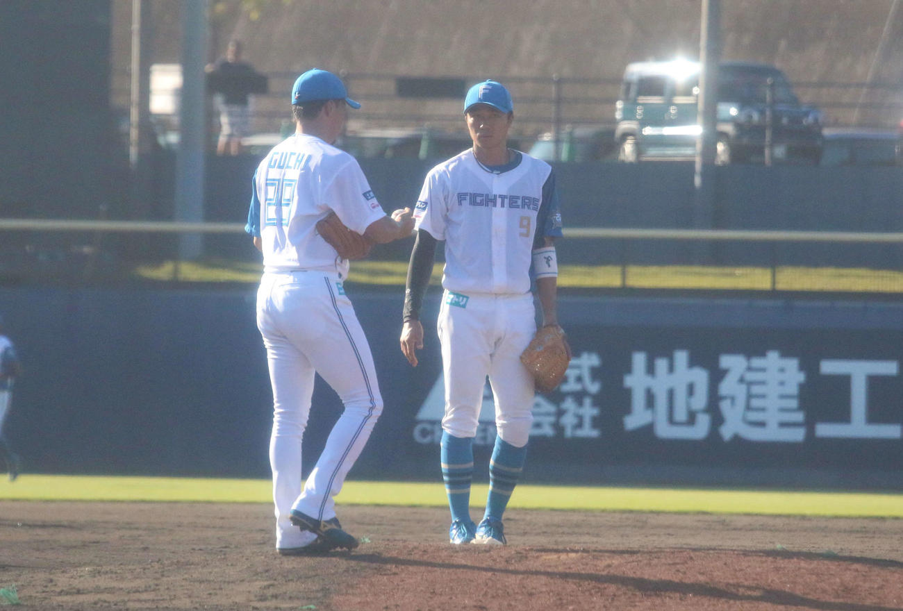 9回から登板した井口（左）に声をかける中島（撮影・黒須亮）