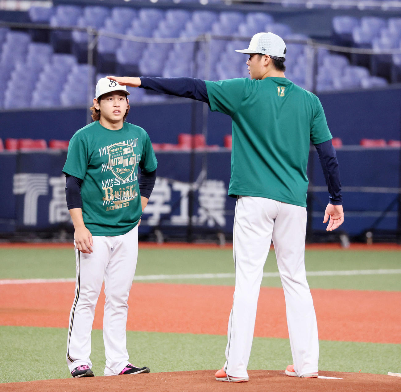 オリックス対ソフトバンク　マウンドを確認する山下の腕の高さを見る宮城（撮影・加藤哉）