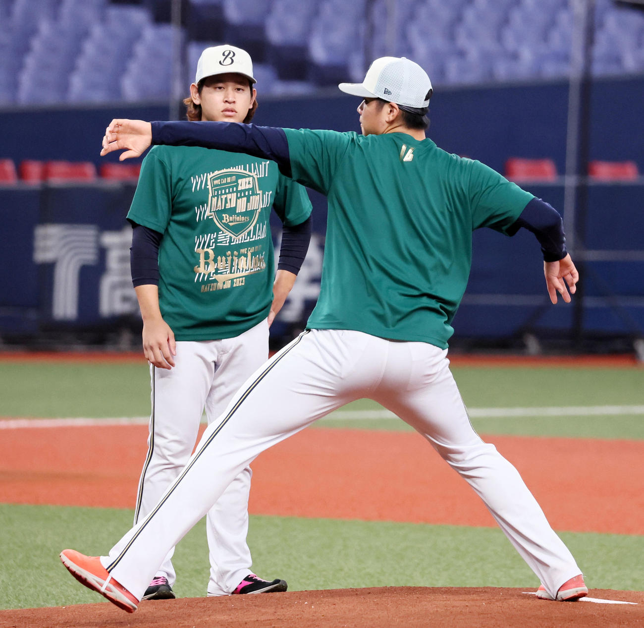 オリックス対ソフトバンク　マウンドを確認する山下。左は宮城（撮影・加藤哉）