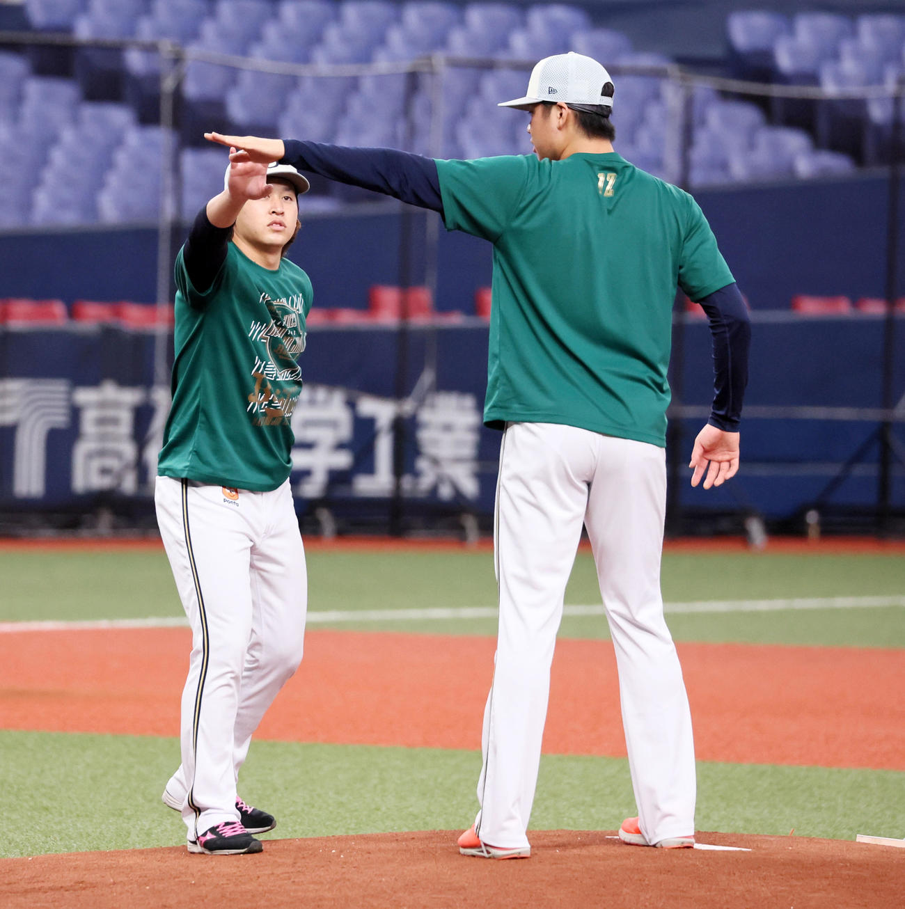 オリックス対ソフトバンク　マウンドを確認する山下の腕の高さを見る宮城（撮影・加藤哉）