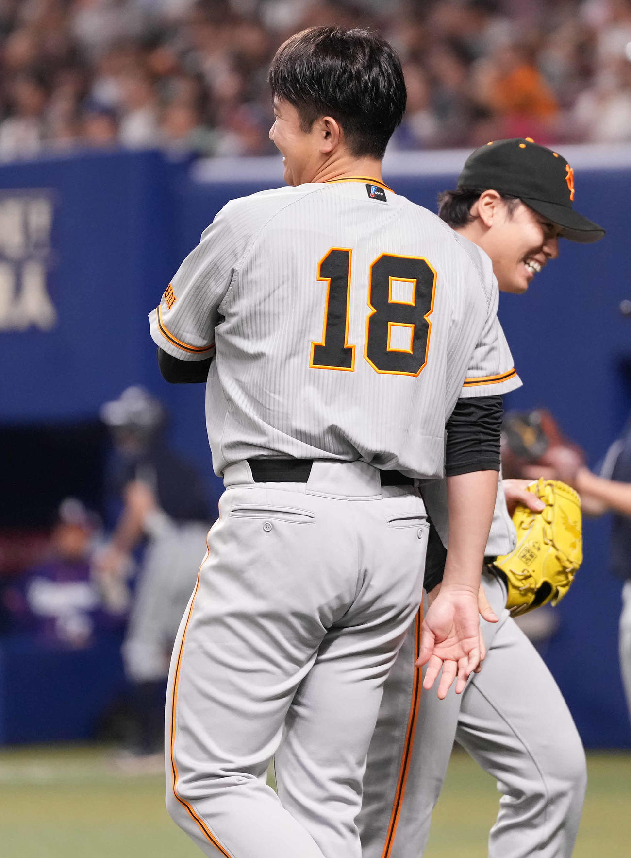 中日対巨人　7回裏中日2死満塁、宇佐見を右飛に仕留めベンチへ戻る高梨（右）を迎える菅野（撮影・鈴木みどり）