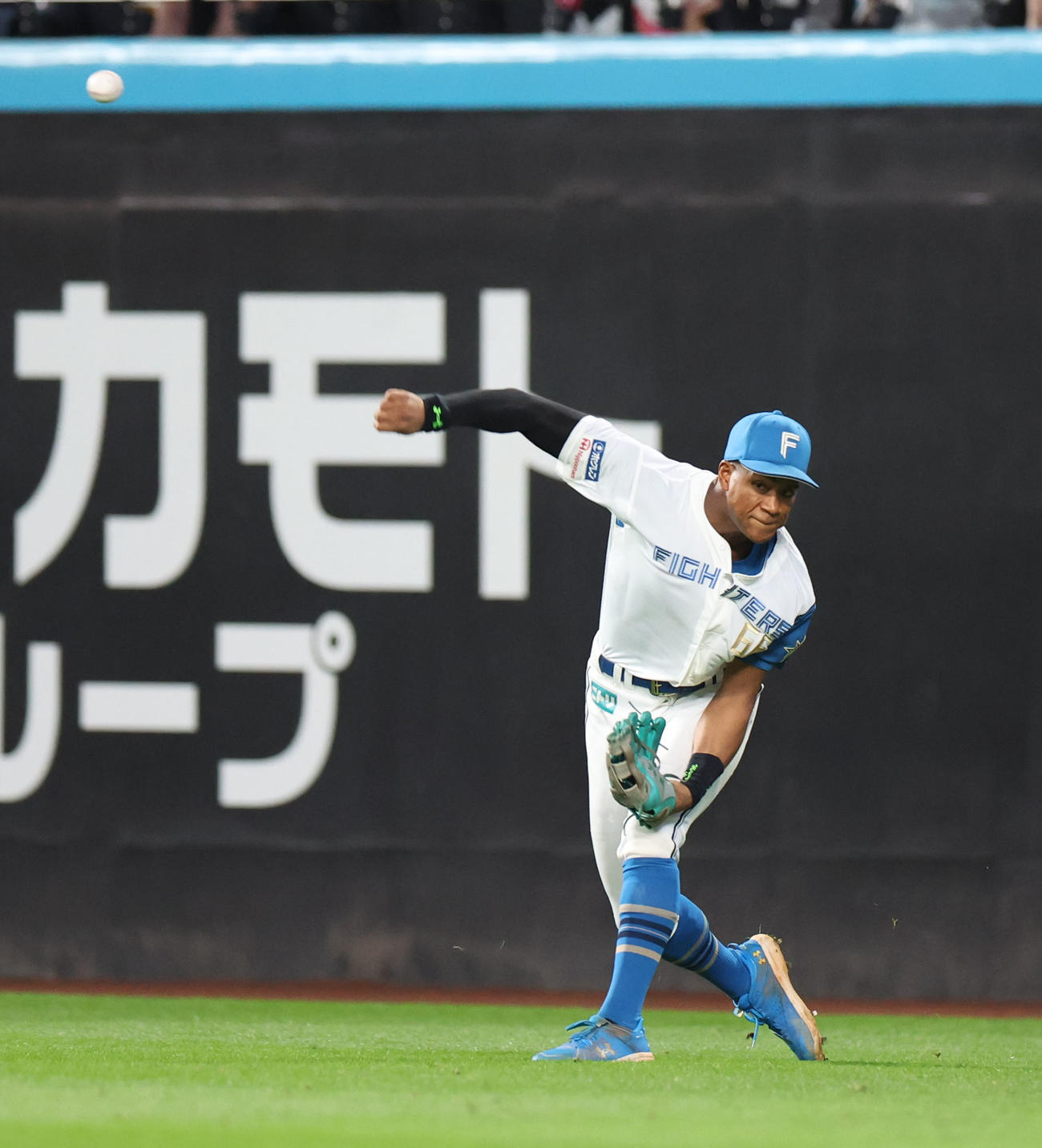 日本ハム対ロッテ　8回表ロッテ無死一、二塁、ポランコの右飛でタッチアップを試みる二走藤岡を三塁でアウトにする万波（撮影・佐藤翔太）