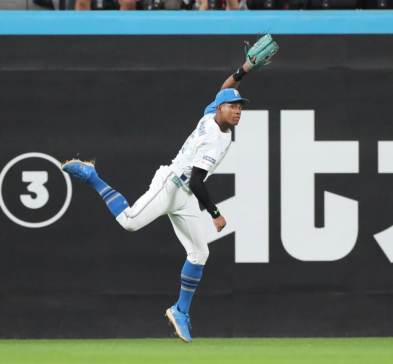 日本ハム対ロッテ　8回表ロッテ無死一、二塁、ポランコの右飛でタッチアップした二塁走者中村奨を三塁で補殺する万波（撮影・黒川智章）