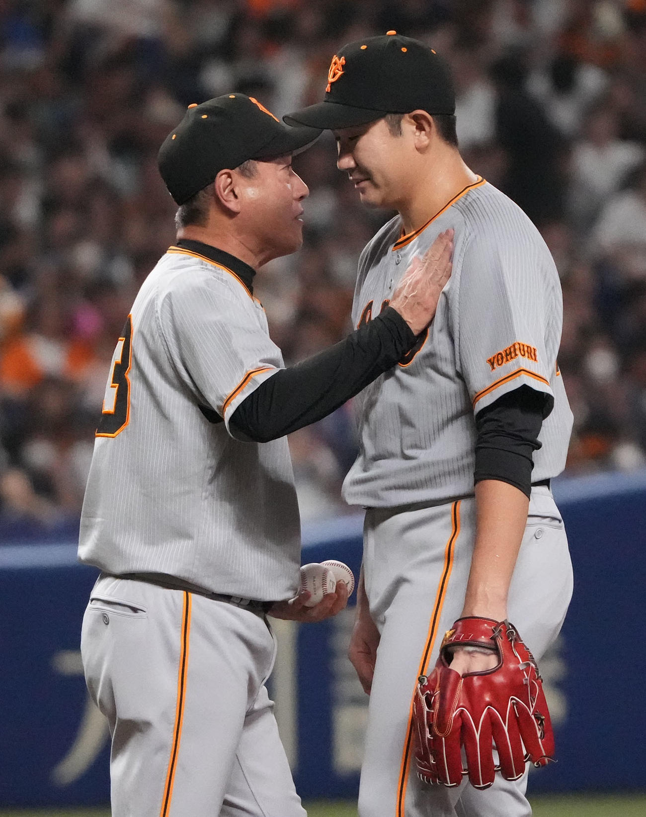 中日対巨人　7回裏中日1死一、二塁、マウンドを降りる菅野（右）左は原監督（撮影・森本幸一）