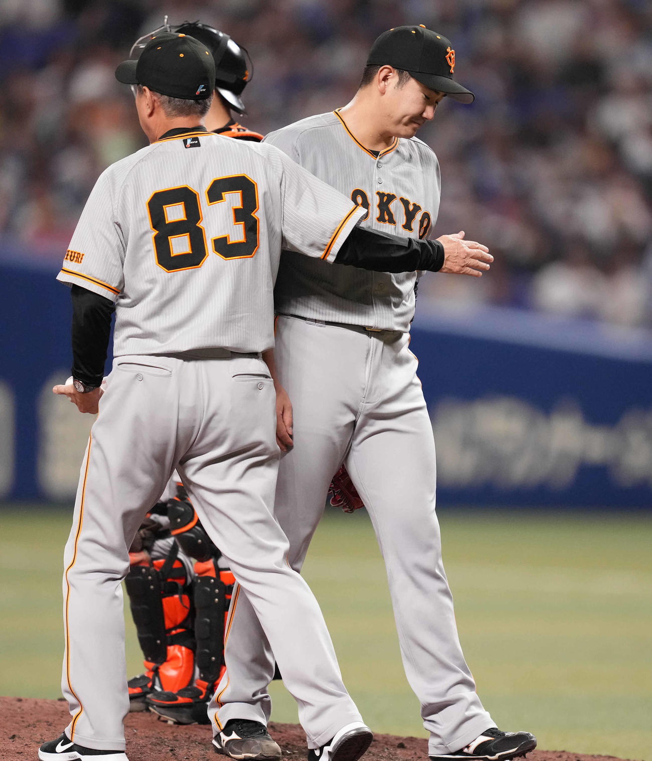 中日対巨人　7回裏中日1死一塁、代打三好に死球を与えた後、降板する菅野。左は原監督（撮影・鈴木みどり）