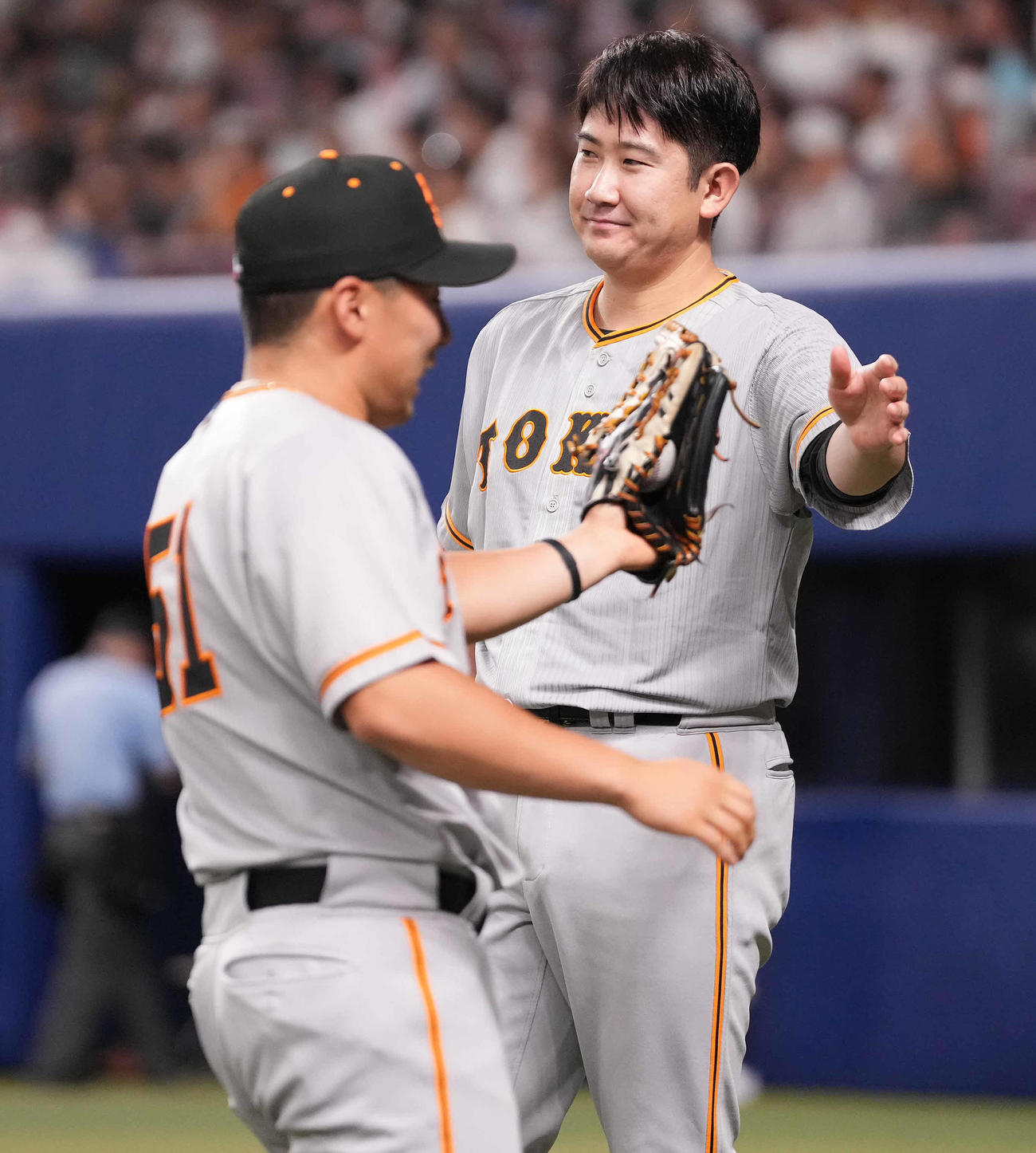 中日対巨人　7回裏を終えベンチへ戻る浅野（左）を迎える巨人菅野（撮影・鈴木みどり）