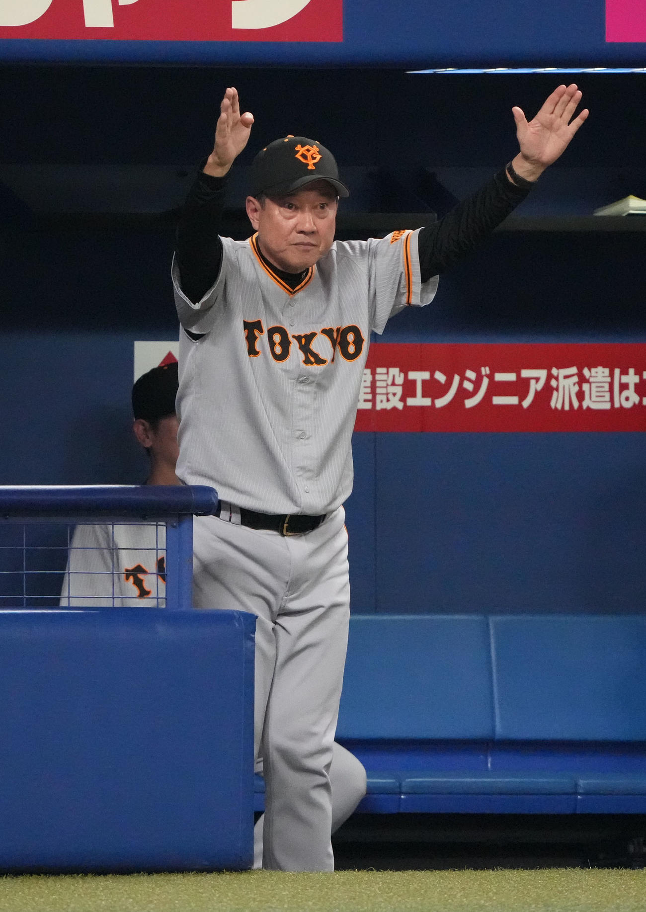中日対巨人　8回表巨人無死一塁、重信の盗塁アウトの判定にリクエストする原監督（撮影・森本幸一）
