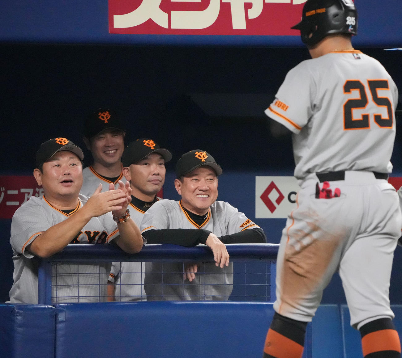 中日対巨人　4回巨人1死一、二塁、中田翔の中前適時打で生還した岡本和を笑顔で迎える原監督（右から2人目）（撮影・森本幸一）