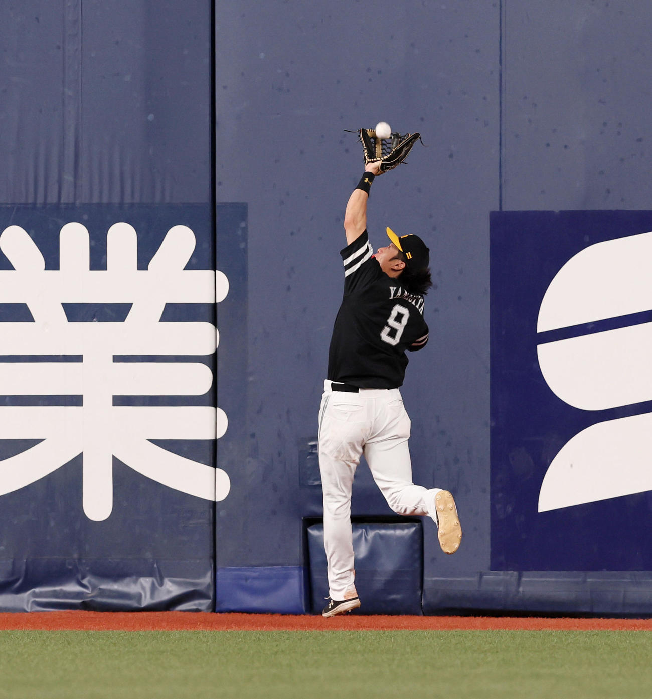 オリックス対ソフトバンク　3回裏オリックス1死二塁、柳田は宗の飛球をジャンプしてランニングキャッチする（撮影・加藤哉）