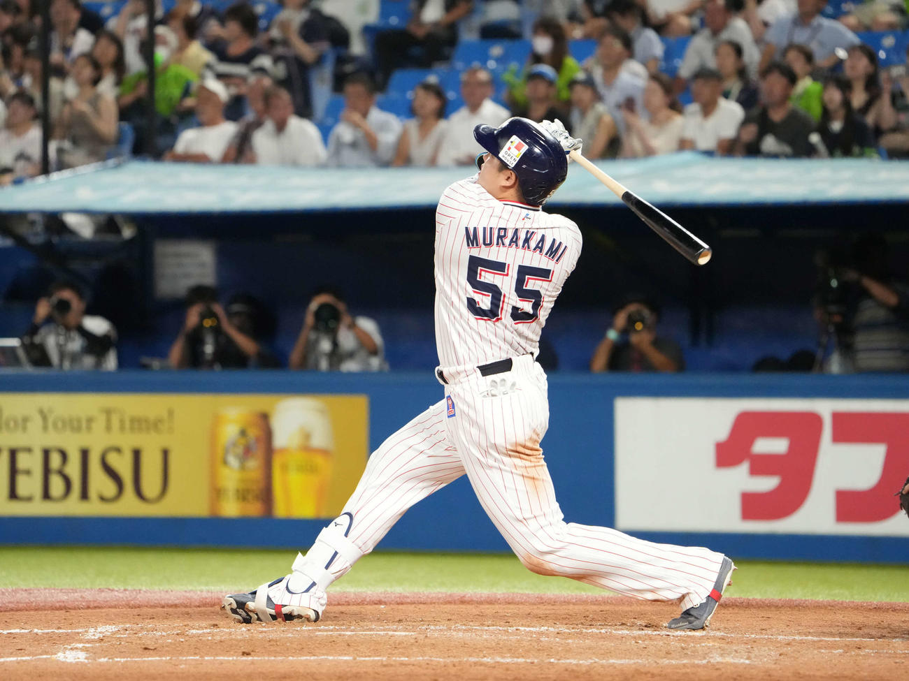 ヤクルト対DeNA、4回裏ヤクルト1死二塁、村上は右越えに2点本塁打を放つ（撮影・小沢裕）