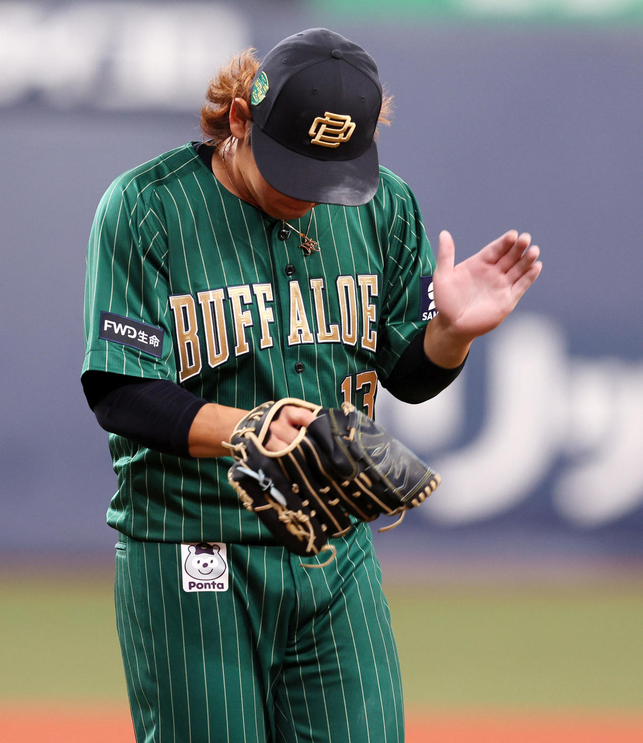 オリックス対ソフトバンク　3回表ソフトバンク2死三塁、宮城は柳田を一ゴロに仕留め手を叩く（撮影・加藤哉）