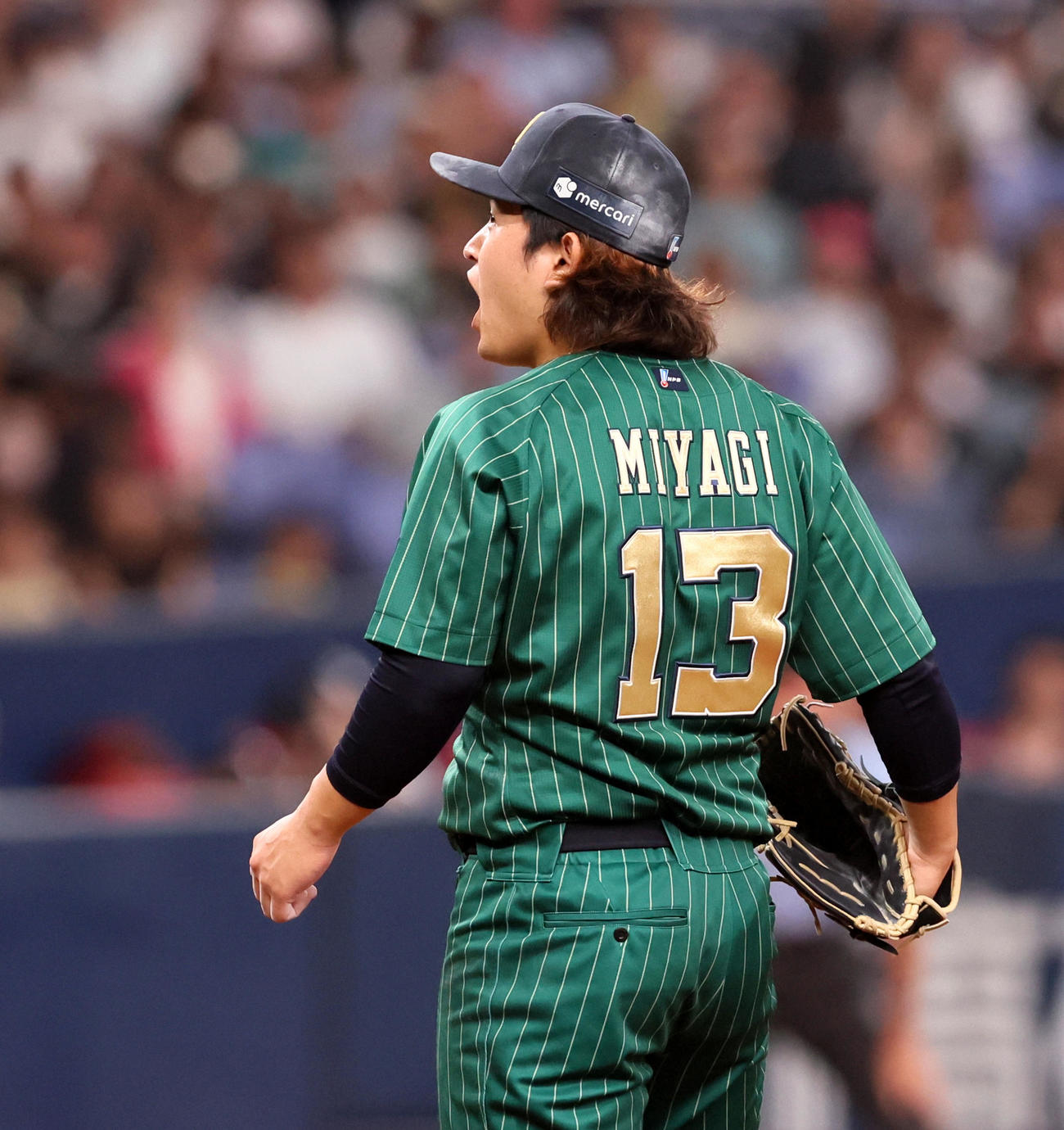 オリックス対ソフトバンク　4回表ソフトバンク2死満塁、宮城は甲斐を三振に仕留めマウンドで声を出す（撮影・加藤哉）