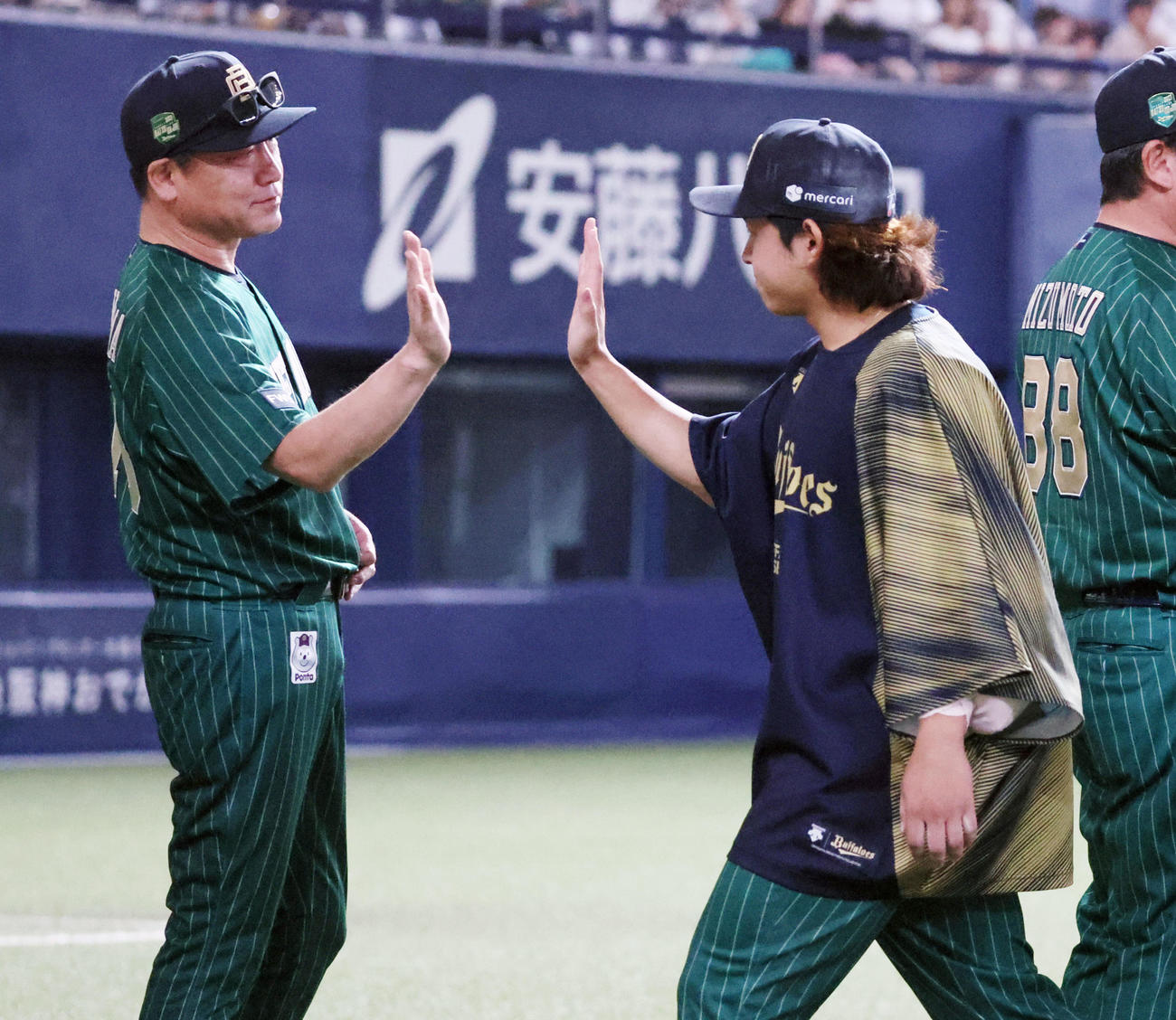 オリックス対ソフトバンク　ソフトバンクに勝利し出迎える中嶋監督（左）とタッチする宮城（撮影・加藤哉）