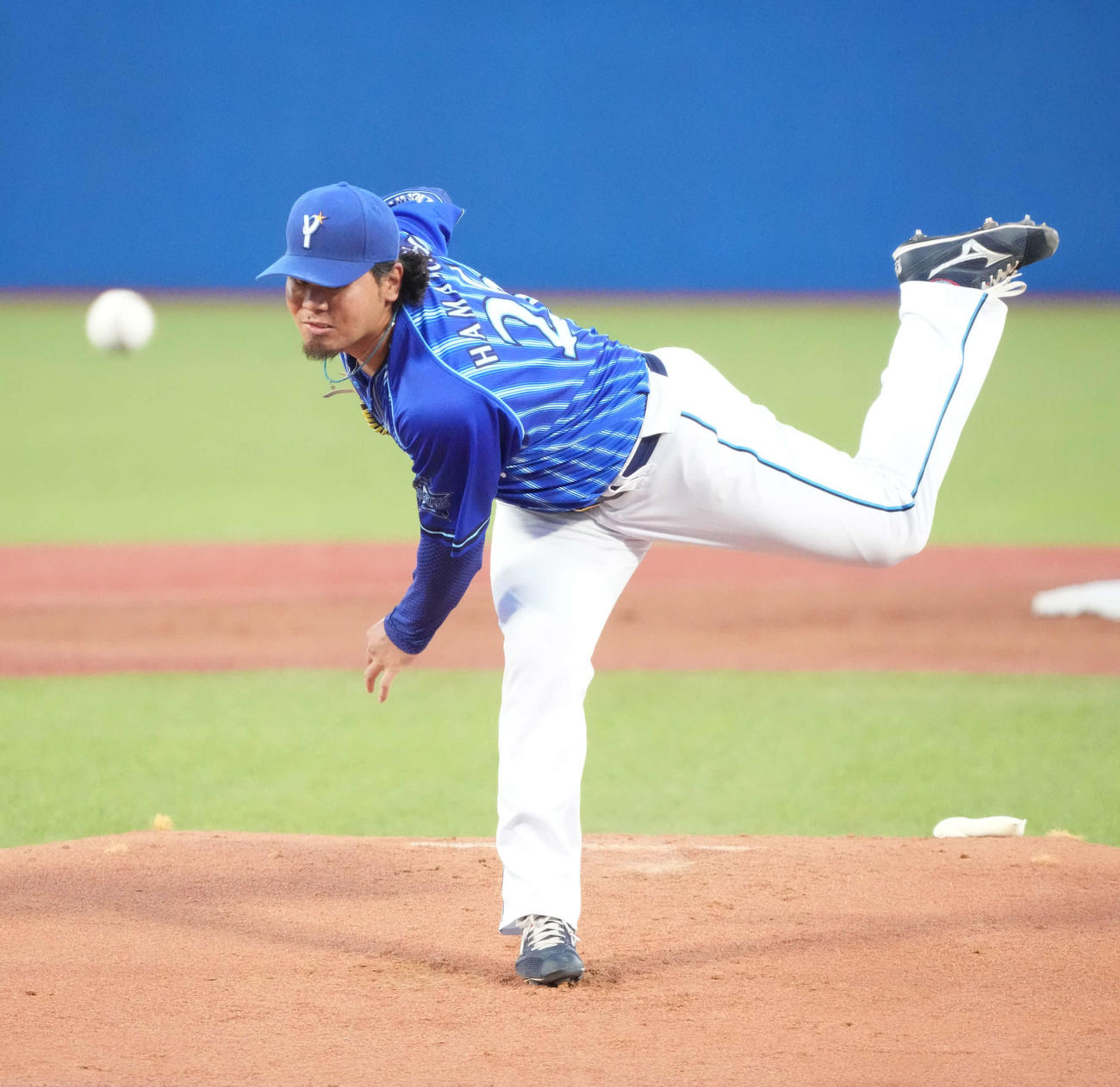 ヤクルト対DeNA　力投するDeNA先発の浜口（撮影・小沢裕）