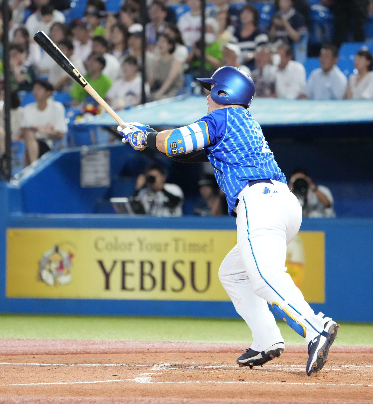 ヤクルト対DeNA、3回表DeNA1死一塁、牧は右越えに2点本塁打を放つ（撮影・小沢裕）