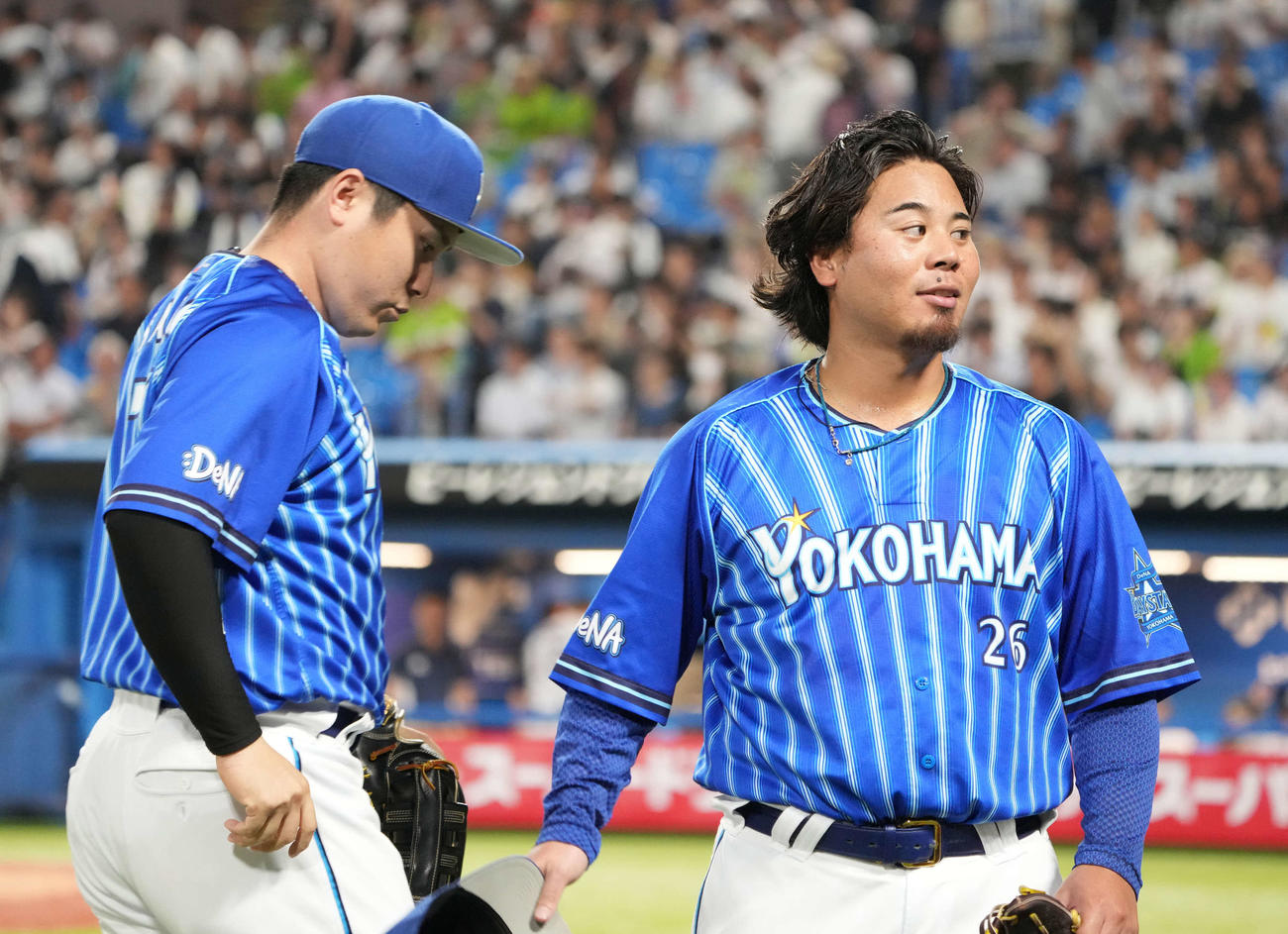 ヤクルト対DeNA、6回の投球を終えたDeNA先発の浜口（右）は山田の左飛を好捕した佐野恵太を出迎える（撮影・小沢裕）