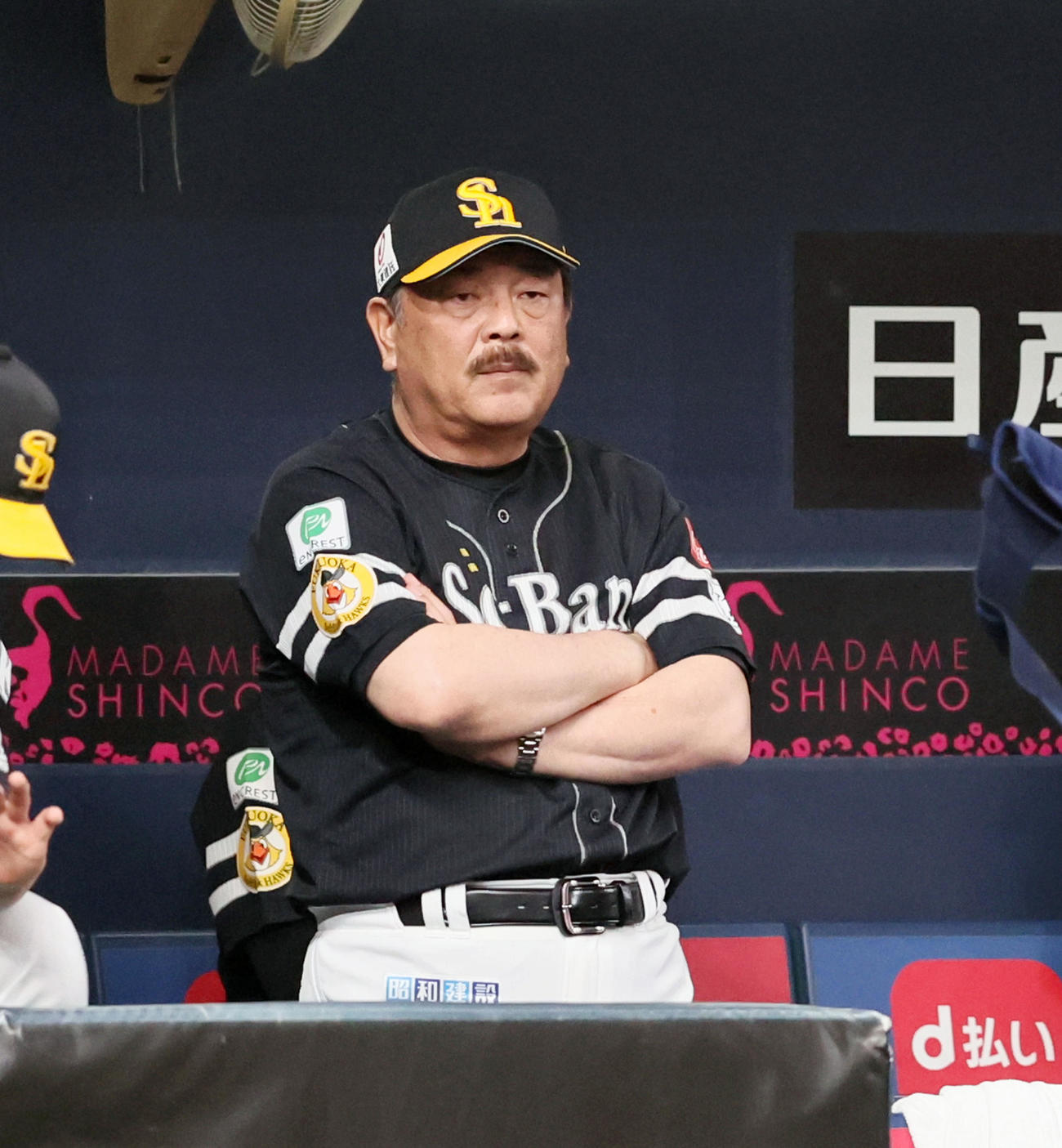 オリックス対ソフトバンク　3回表、ベンチで腕組みしたまま試合展開を見つめる藤本監督（撮影・加藤哉）