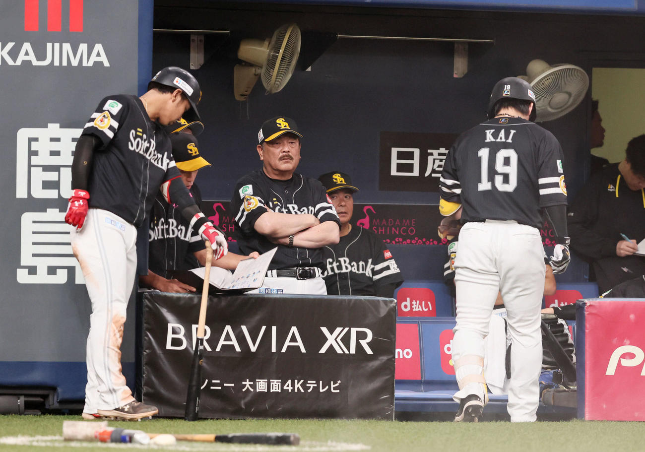 オリックス対ソフトバンク7回表ソフトバンク無死一塁、甲斐はバント失敗で捕邪飛に終わり、ベンチの藤本監督は腕組み（撮影・加藤哉）