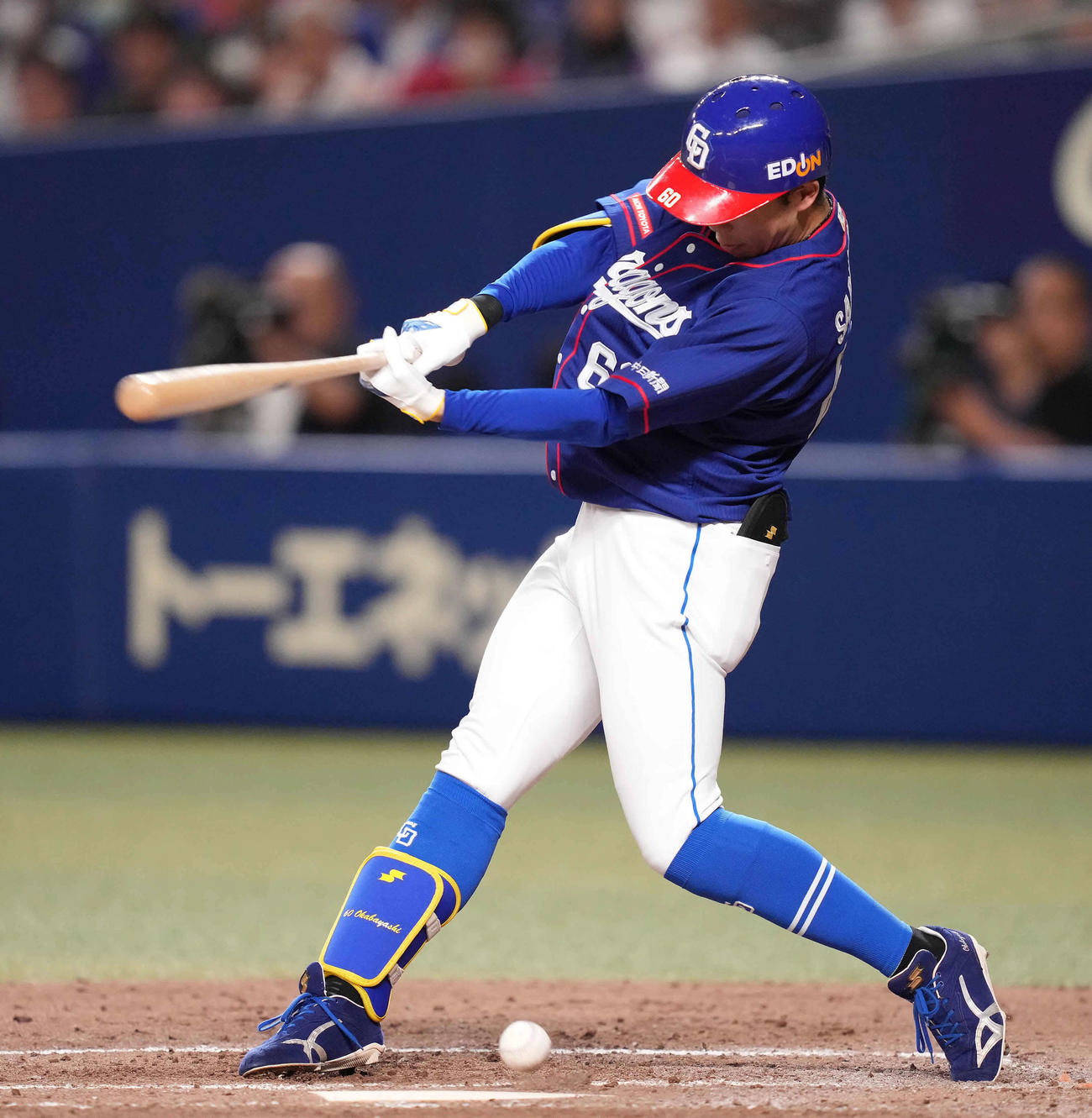 中日対巨人　5回裏中日1死、内野安打を放つ岡林（撮影・鈴木みどり）